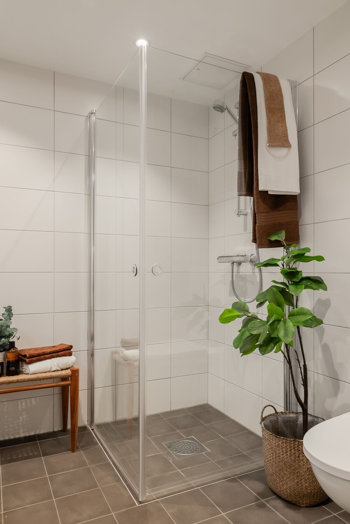 Badet er utstyrt med stilfull innredning fra INR, dusjhjørne, servant, opplegg for vaskemaskin, vegghengt toalett og downlights i taket. Galleribilde