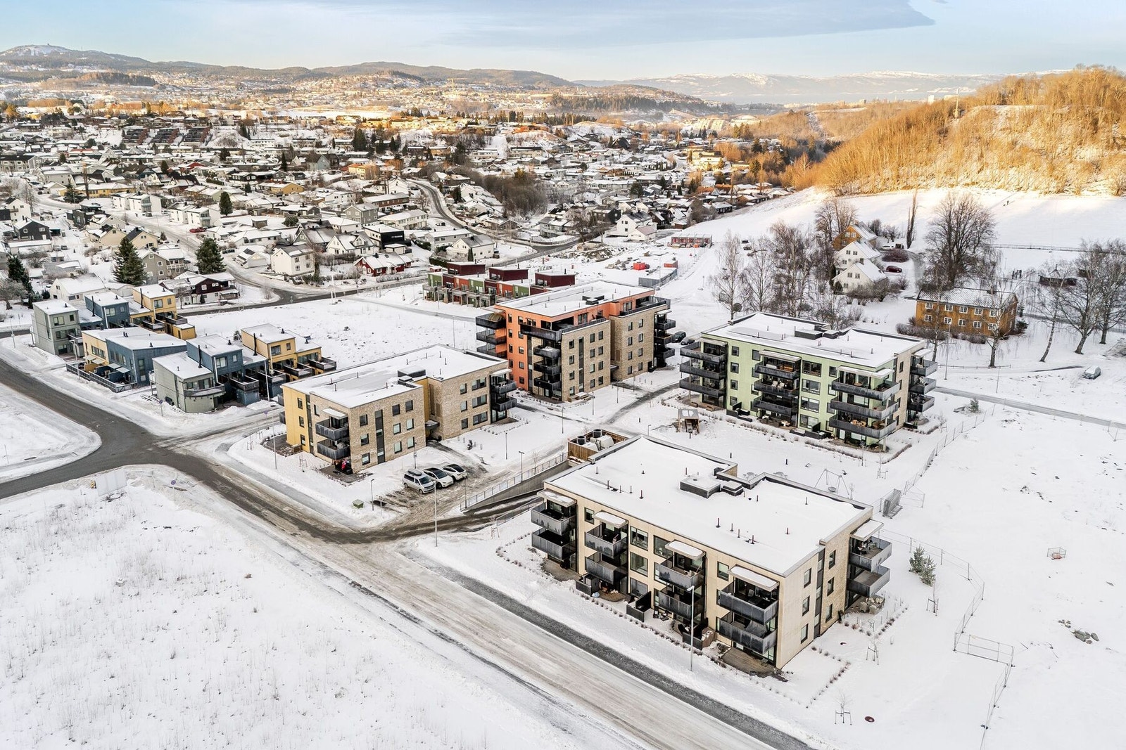 Her får man en perfekt kombinasjon av moderne komfort og hverdagsro - et hjem man gleder deg til å komme tilbake til. Galleribilde