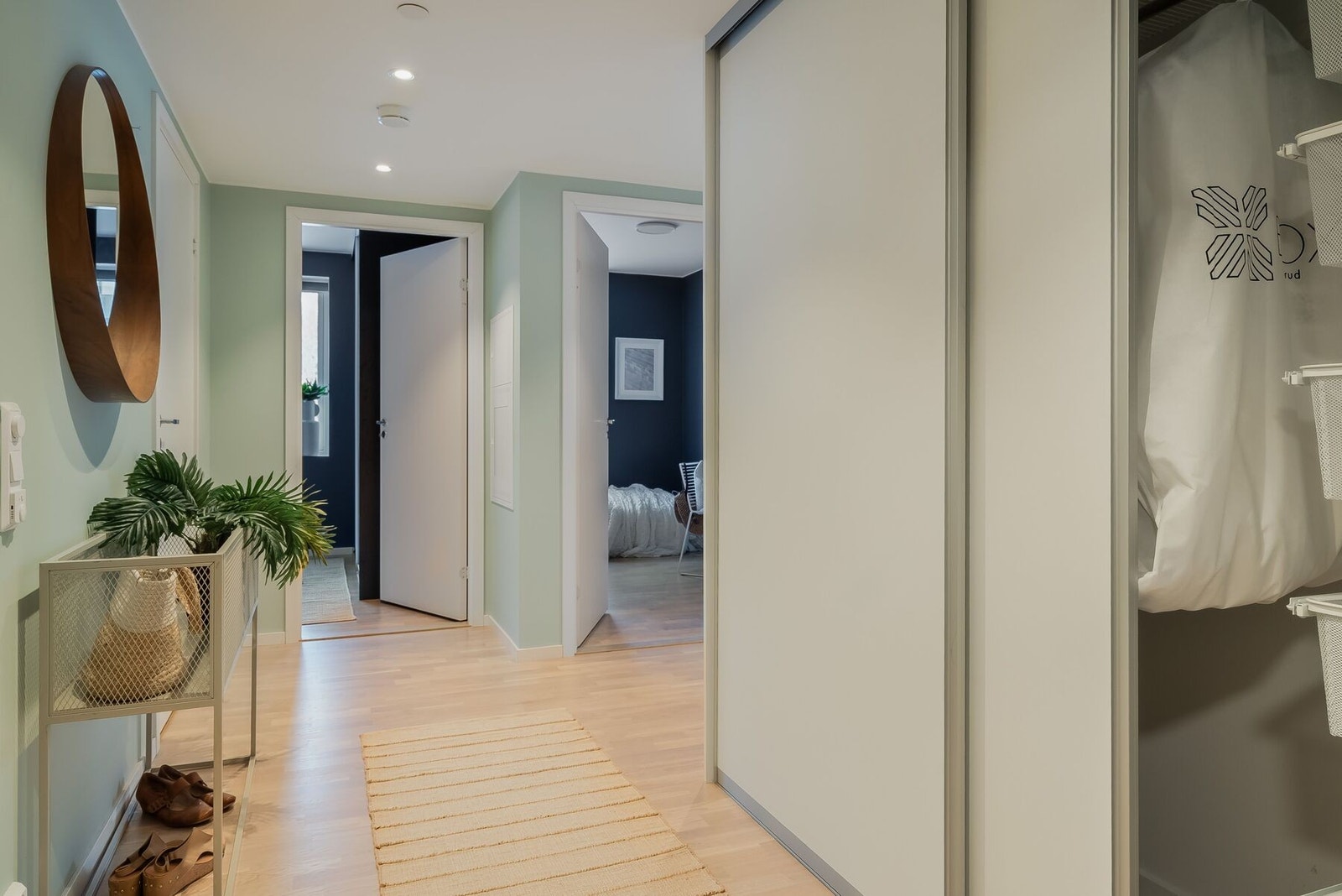 Lys og innbydende gang på 11,7 m² som gir et varmt førsteinntrykk med lyse flater, praktisk planløsning og plassbygd skyvedørsgarderobe fra Elfa. Galleribilde