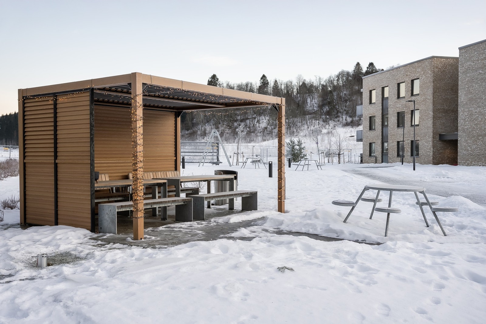 Like ved boligen finner man sameiets grillhytte og flere sitteområder- perfekt for samhold og sene kvelder med naboene. Galleribilde