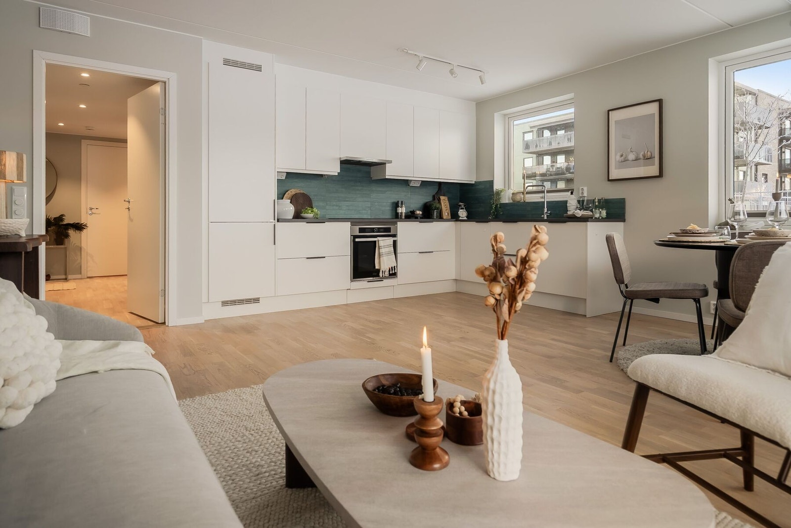 Lyst og moderne kjøkken fra Marbodal med integrerte hvitevarer fra kvalitetsleverandøren Whirlpool og volumhette fra Røros Hetta. Galleribilde