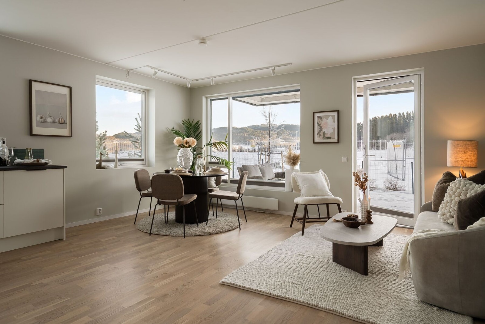 Det ble nylig oppgradert med helt nytt gulv på halve stuen og i gangen! Galleribilde