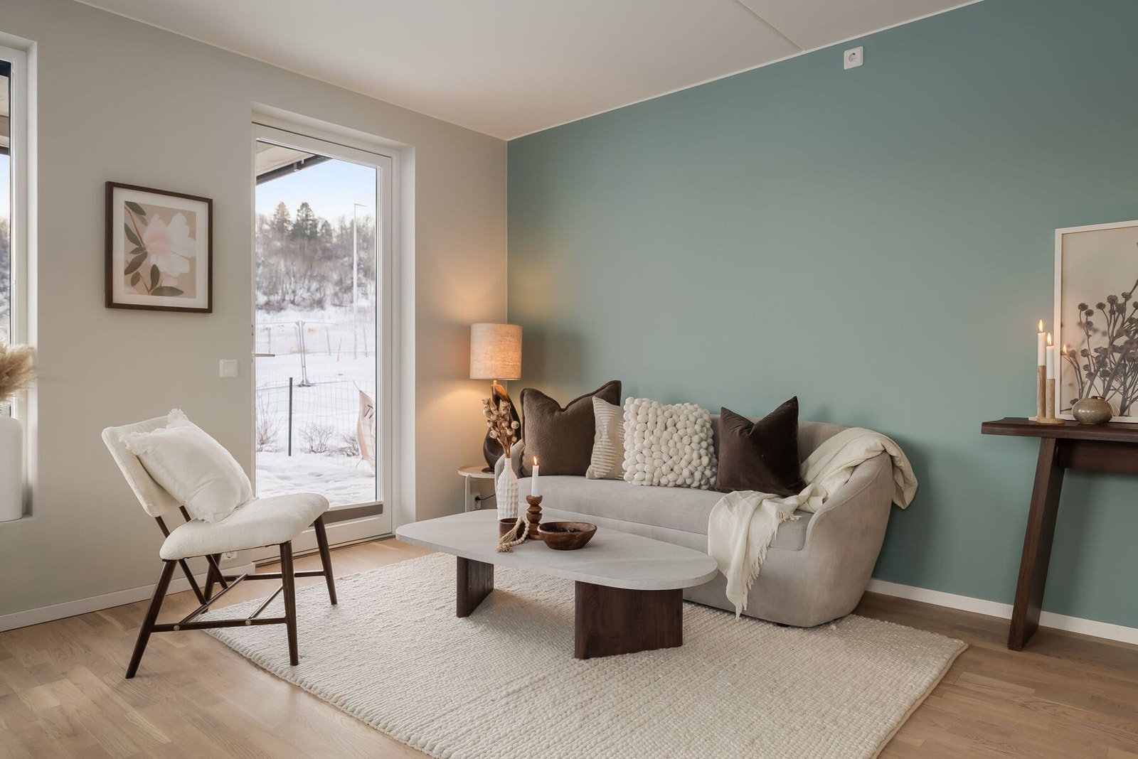 Hele boligen er utstyrt med innvendig solskjerming i form av plissegardiner, som gir både et stilrent uttrykk og behagelig lyskontroll gjennom dagen. Galleribilde