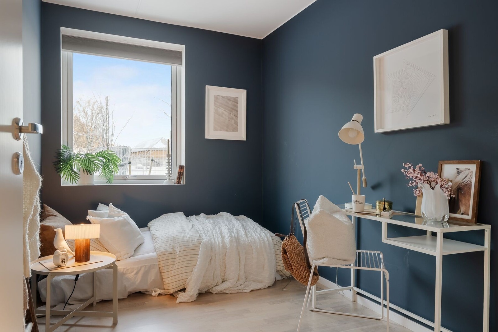 Det andre soverommet er på 8m². Vinduet vender mot nord, noe som gir et behagelig og svalt sovemiljø både her og på hovedsoverommet. Galleribilde