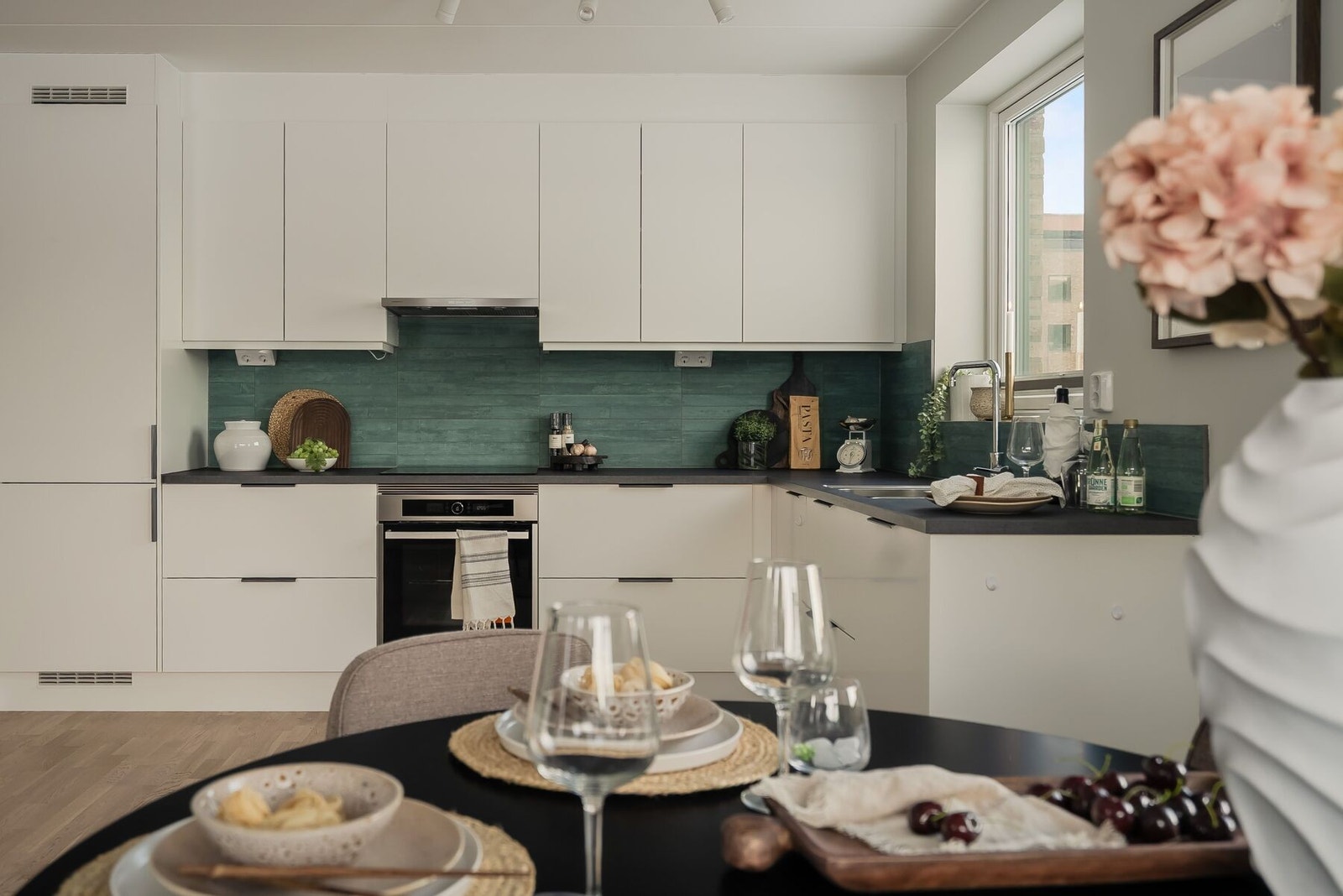 Mellom stuen og kjøkkenet finner man naturlig plassering på spisegruppa- en fin plass for å samle venner og familie. Galleribilde