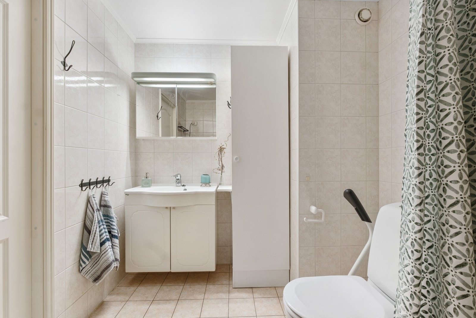 Det er opplegg for vaskemaskin og flislagt gulv med elektriske varmekabler. Galleribilde