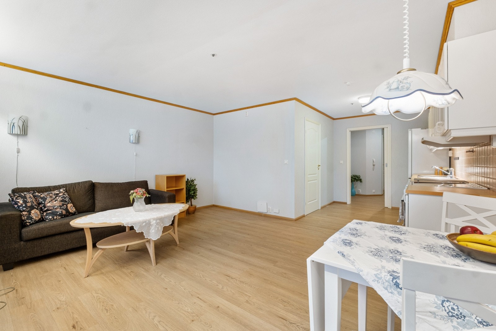 Stuen er lys og luftig. Rommet har flere innredningsmuligheter og god plass til både sofa og spisegruppe. Galleribilde