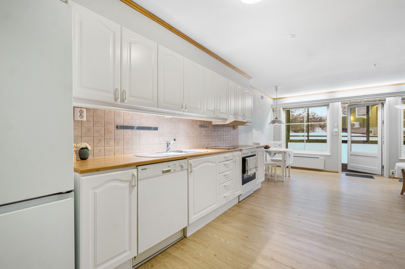 Videre kommer du inn til en åpen stue-/kjøkkenløsning. Galleribilde