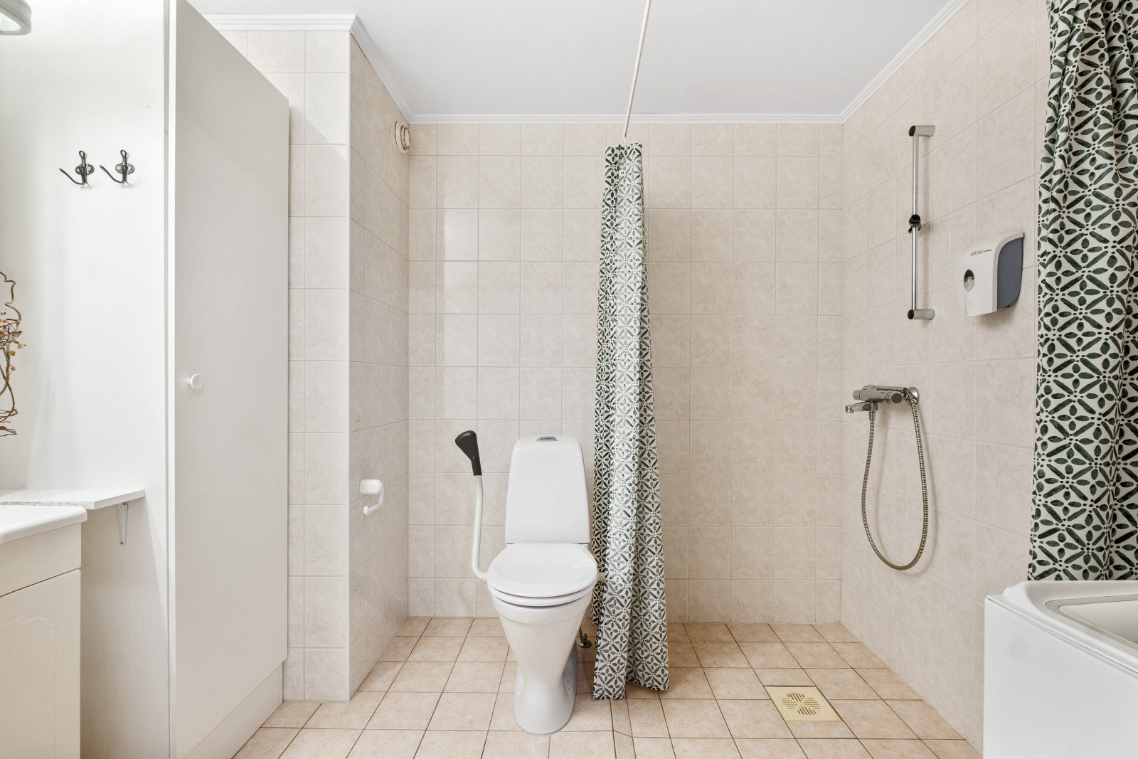 Badet er fra byggeåret og har en funksjonell og praktisk utforming. Galleribilde