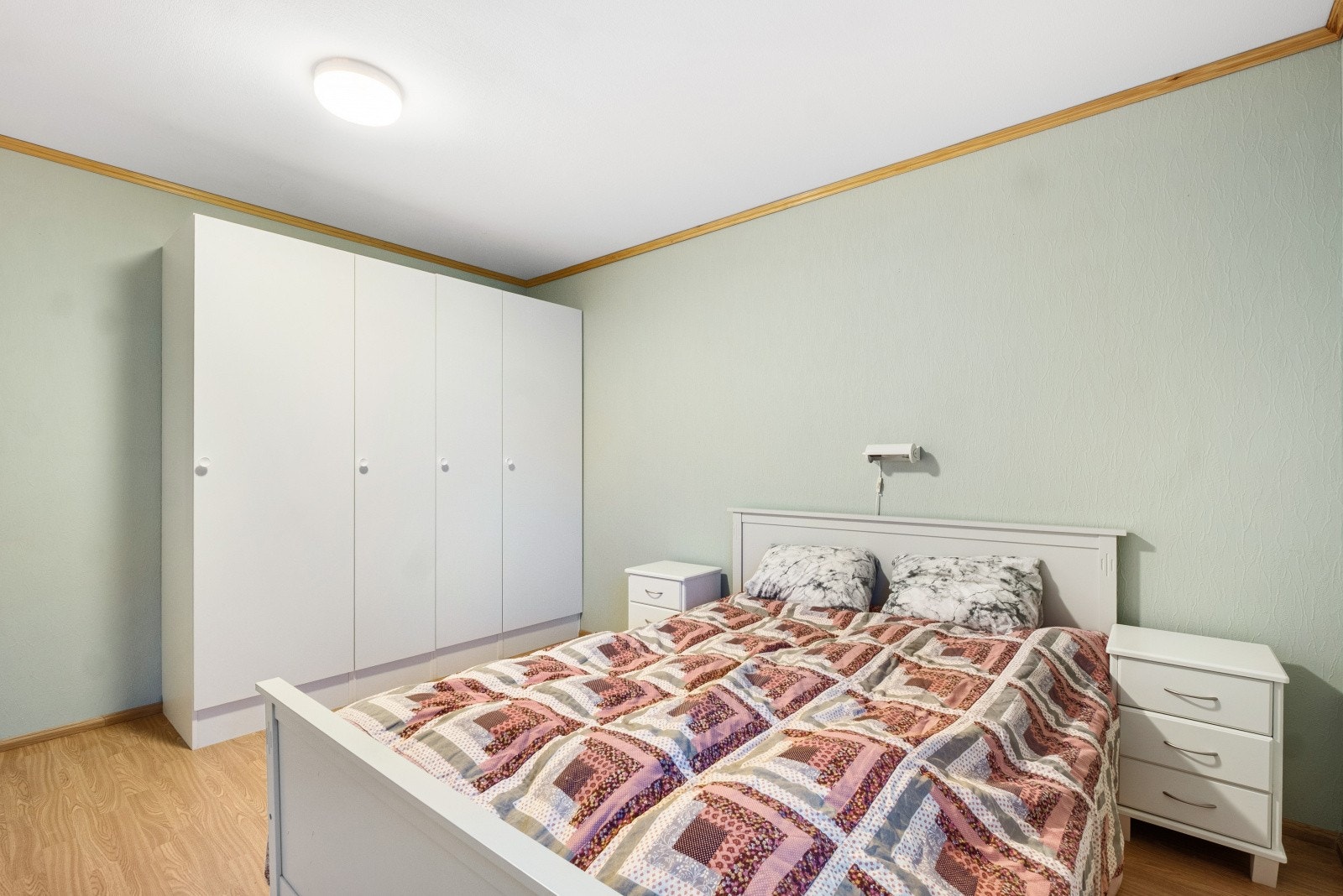 Rommet har god plass til oppbevaring i garderobeskap. Galleribilde