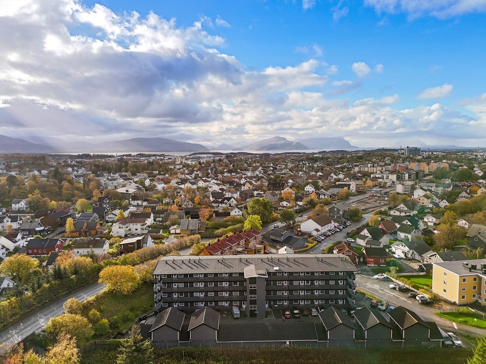 Kort vei til bussholdeplass som gjør det enkelt å komme seg rundt i byen og til nærliggende områder. Galleribilde
