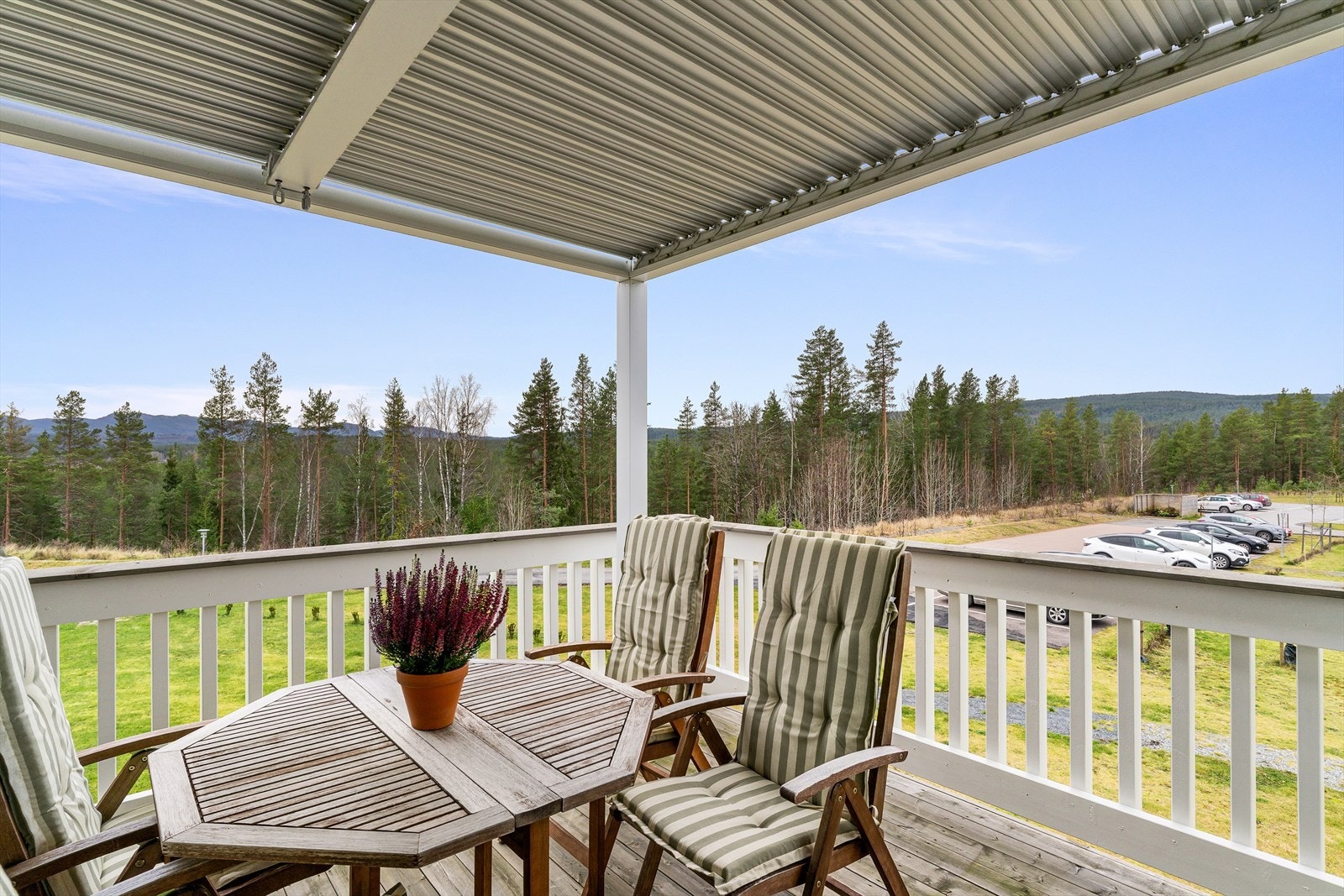 Fra balkongen med perogla er det pen utsikt og vidstrakt utsyn. Galleribilde