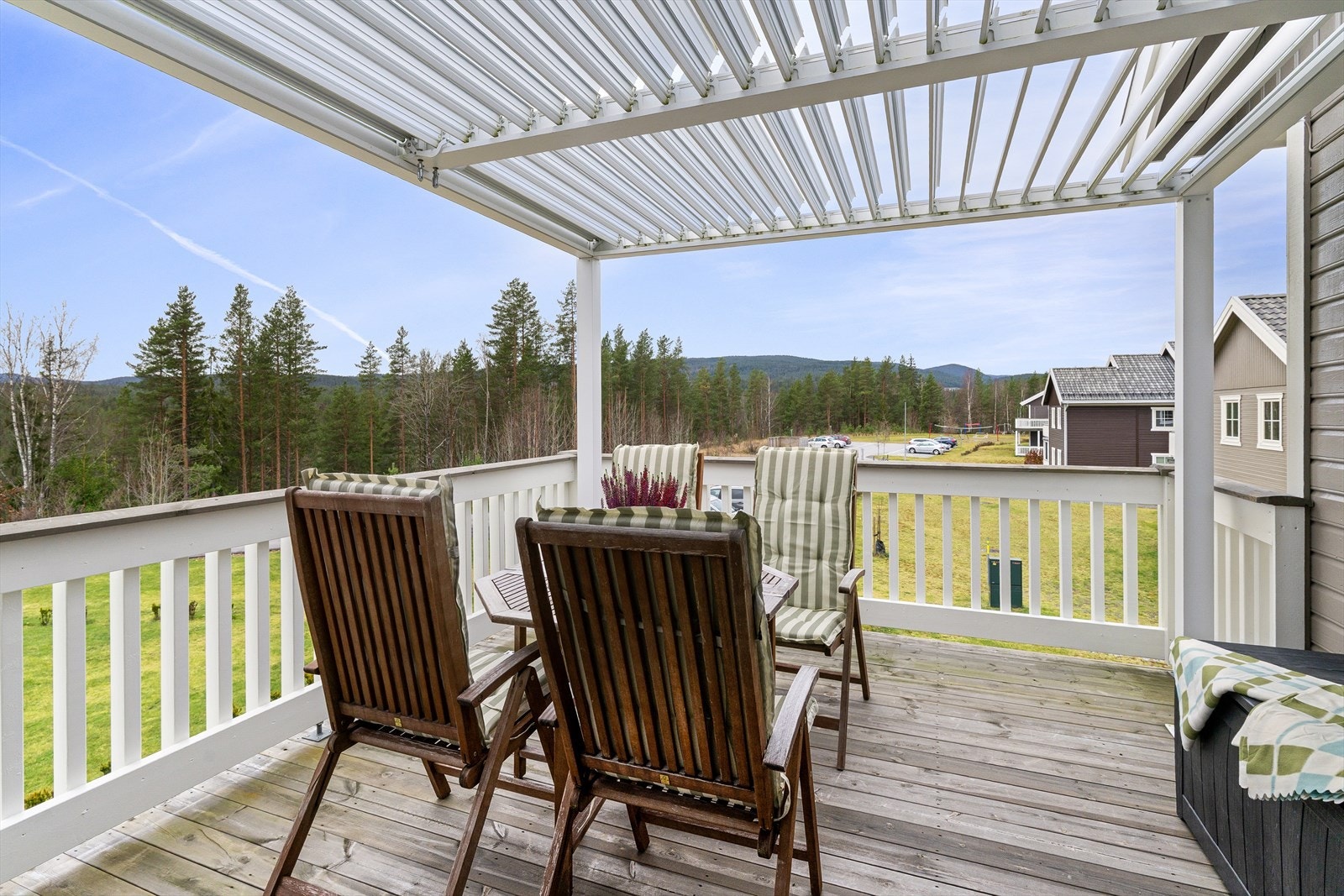 Taket på pergolaen kan lukkes opp for å slippe gjennom lys. Galleribilde