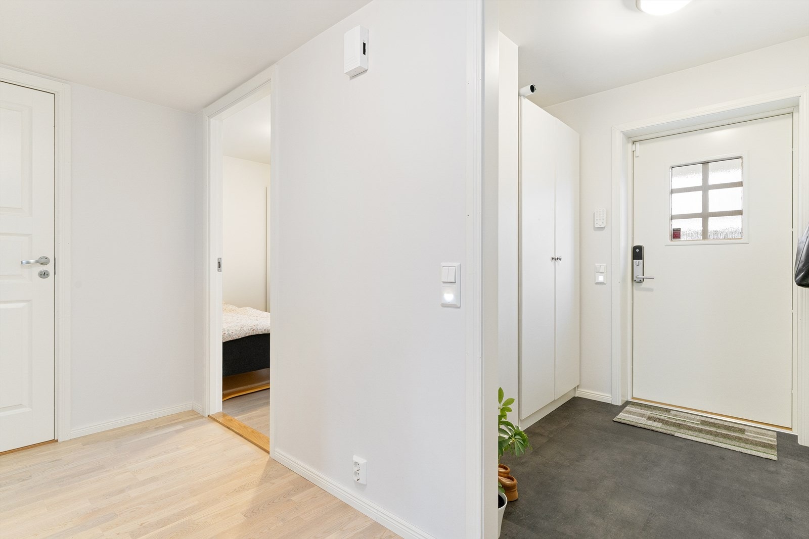 Videre kommer du inn til en praktisk mellomgang. Galleribilde