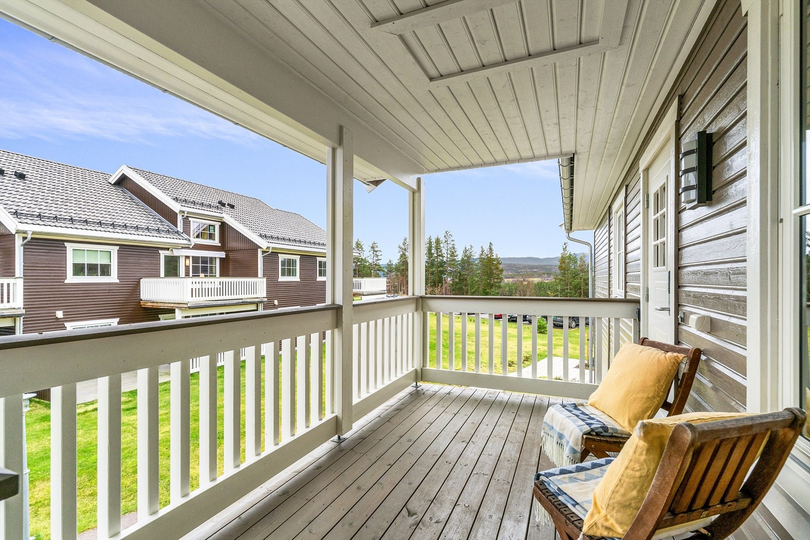 Overbygd balkong ved inngangspartiet. Galleribilde