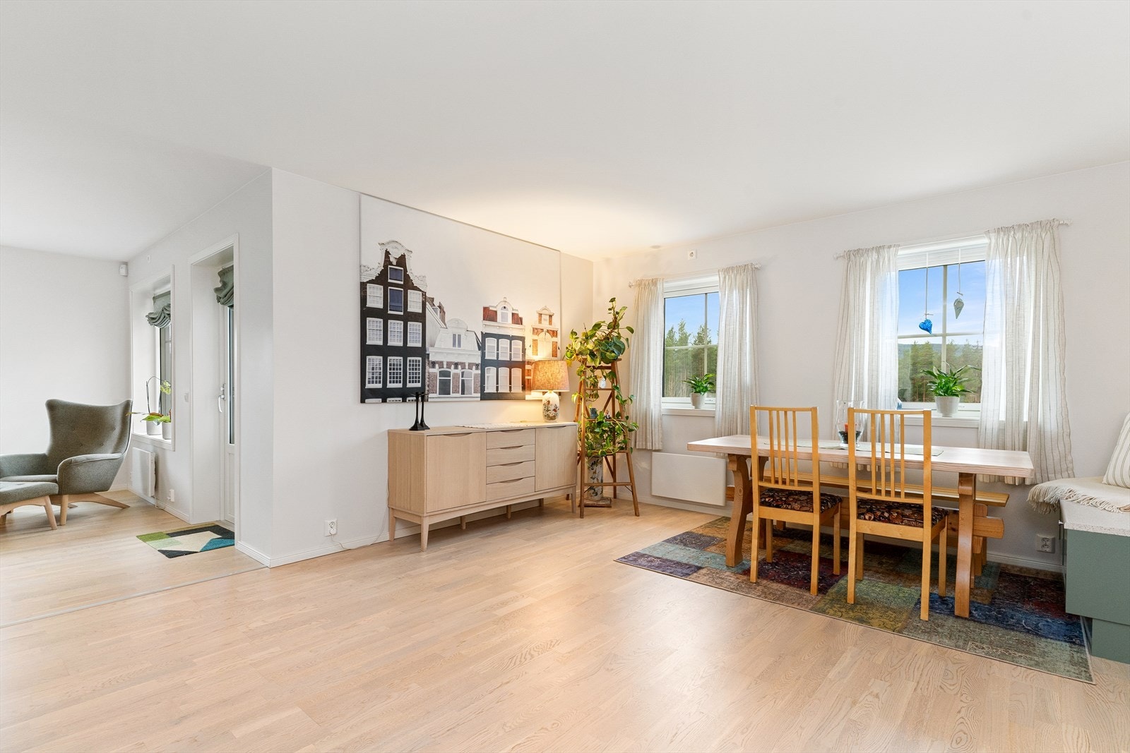 Videre fra kjøkken og spisestue kommer du til stuen. Galleribilde