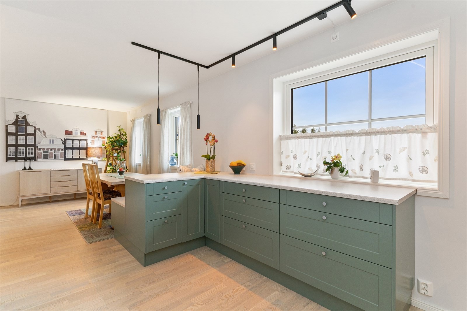 Fin innredning, med halvøy og praktisk sitteplass på enden. Galleribilde