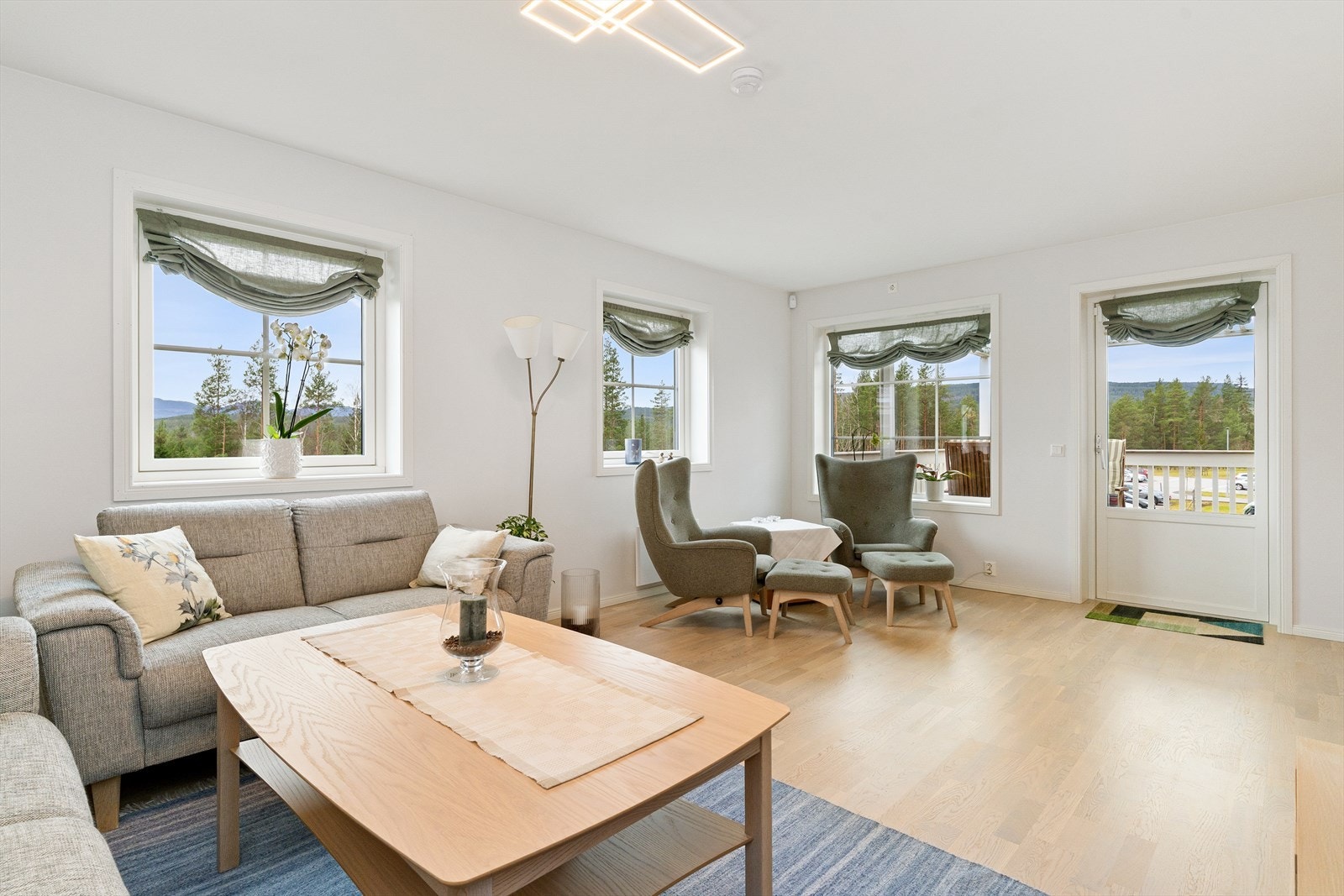 Godt med lysinnslipp og lyse overflater. Flere av vinduene har utvendig solskjerming. Galleribilde