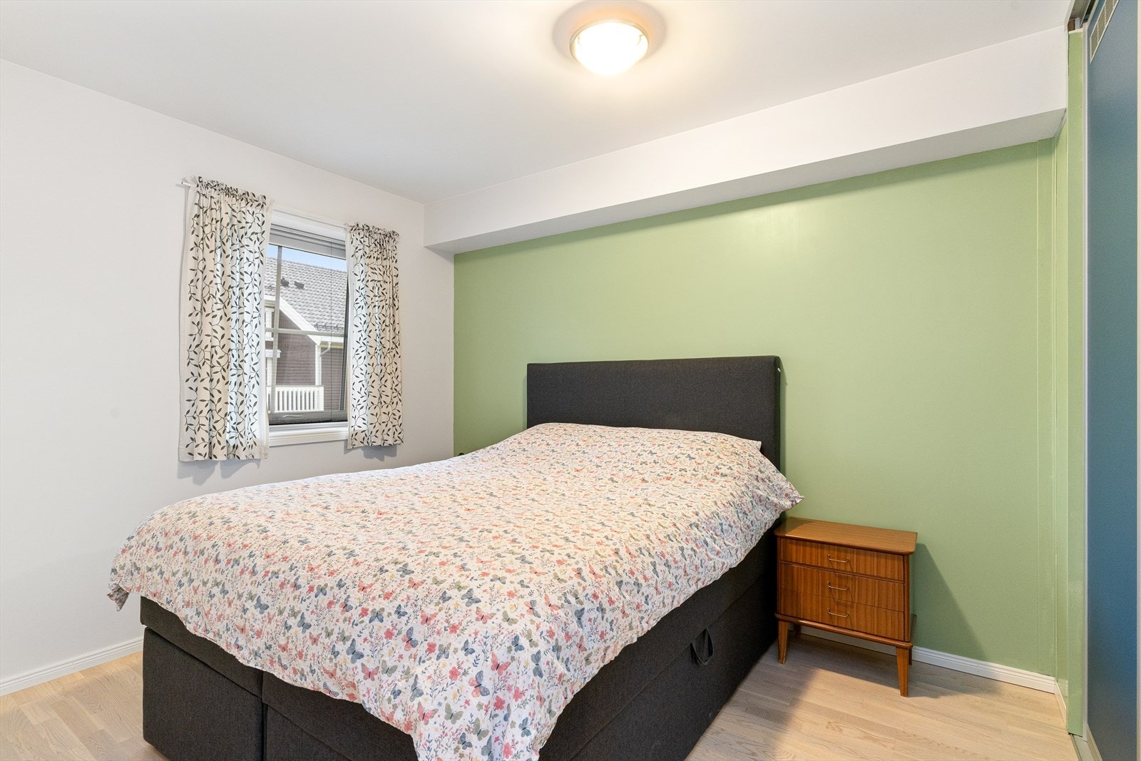 Soverom 1 med skyvedørsgarderobe. Galleribilde