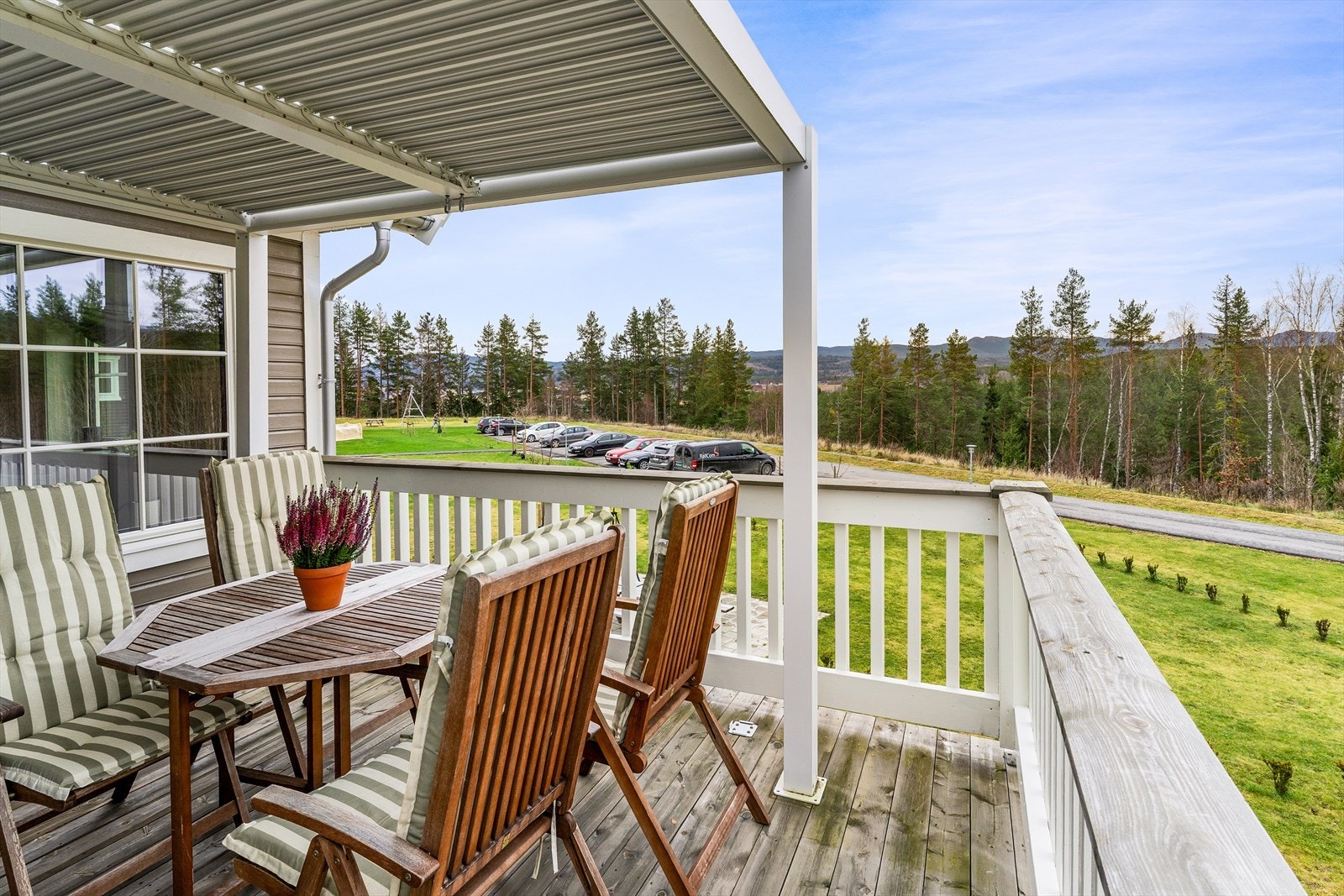 Nydelig utsikt mot bla. Skrimfjella. Galleribilde