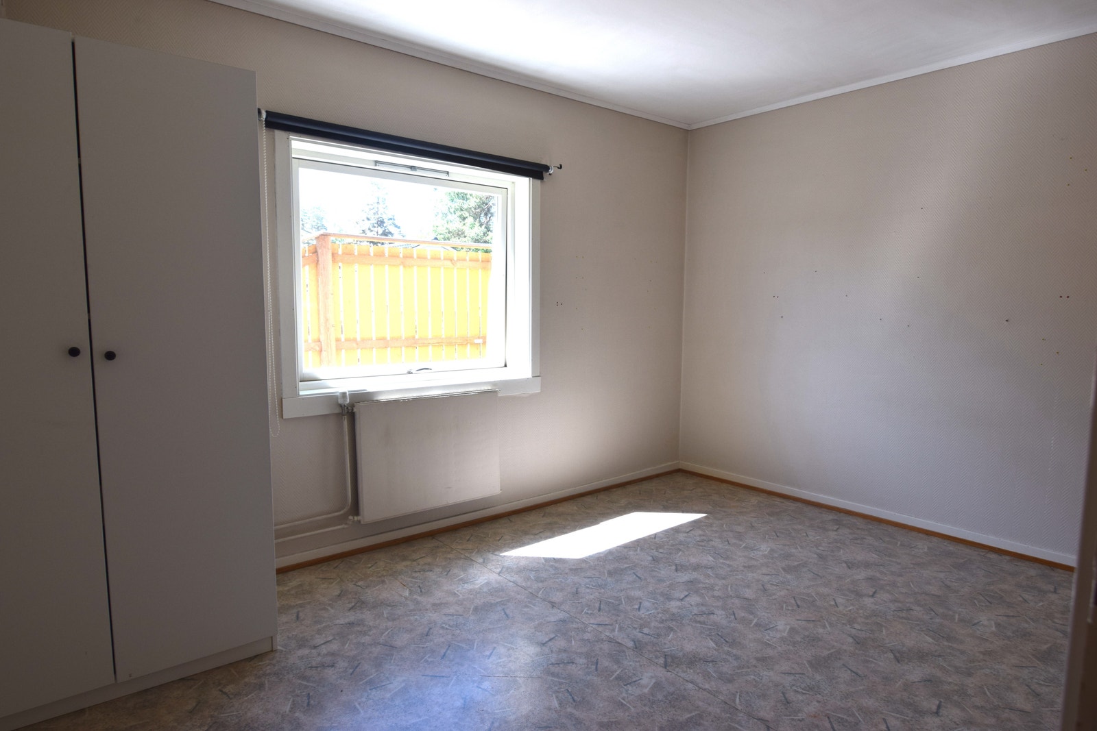 Stort soverom med garderobeskap. Fyring er inkludert i leien. Galleribilde