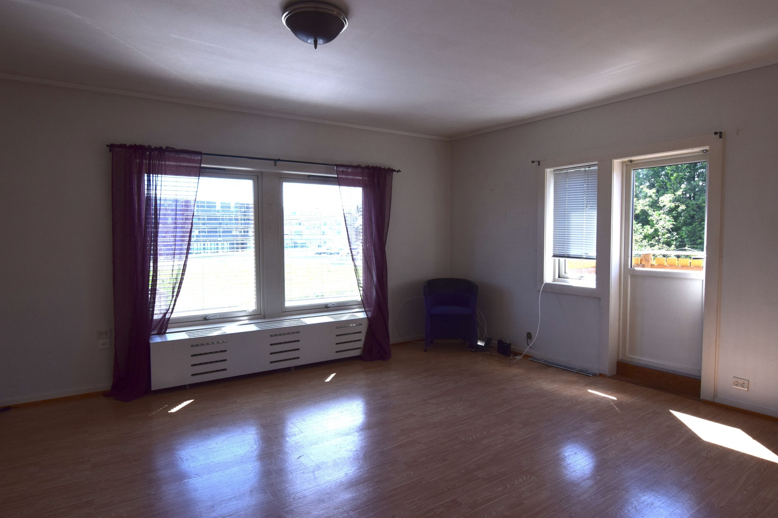 Stor stue med utgang til balkong. Fyring er inkludert i leien. Galleribilde