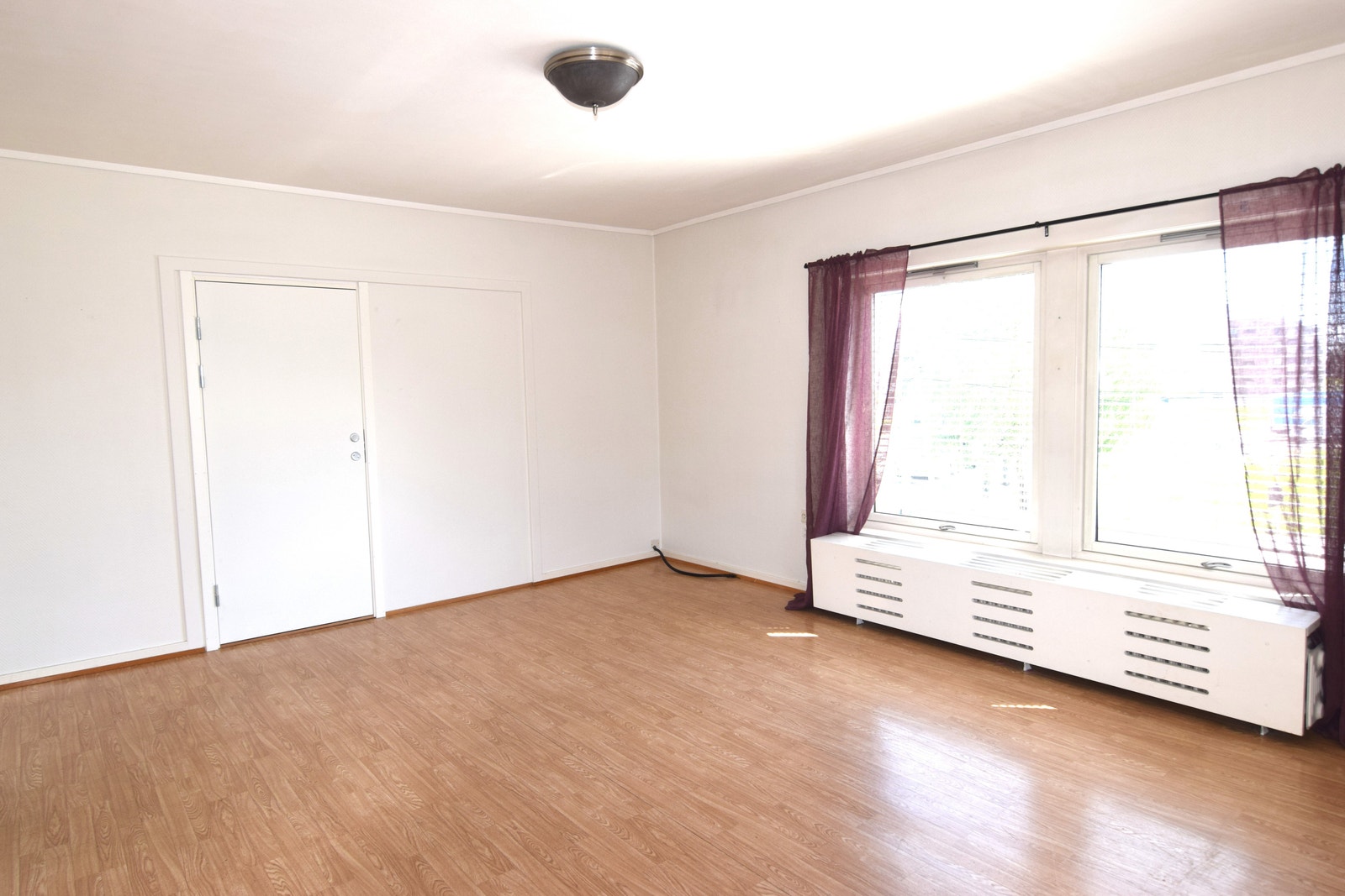 Stor stue med utgang til balkong. Fyring er inkludert i leien. Galleribilde