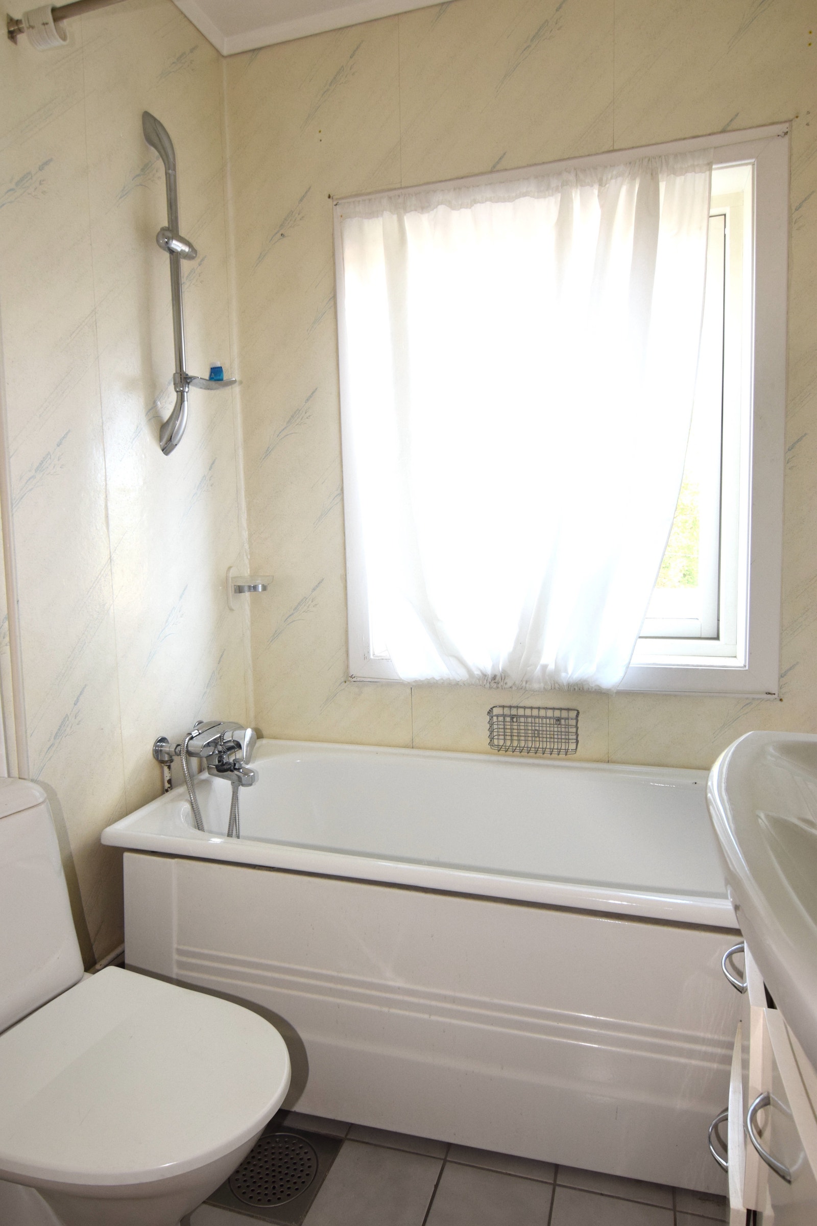 Bad med badekar og toalett. Galleribilde