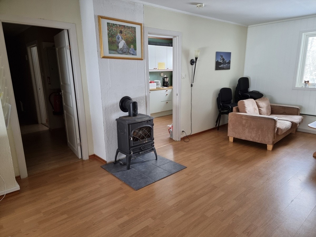 Stor stue med peisovn og varmepumpe Galleribilde