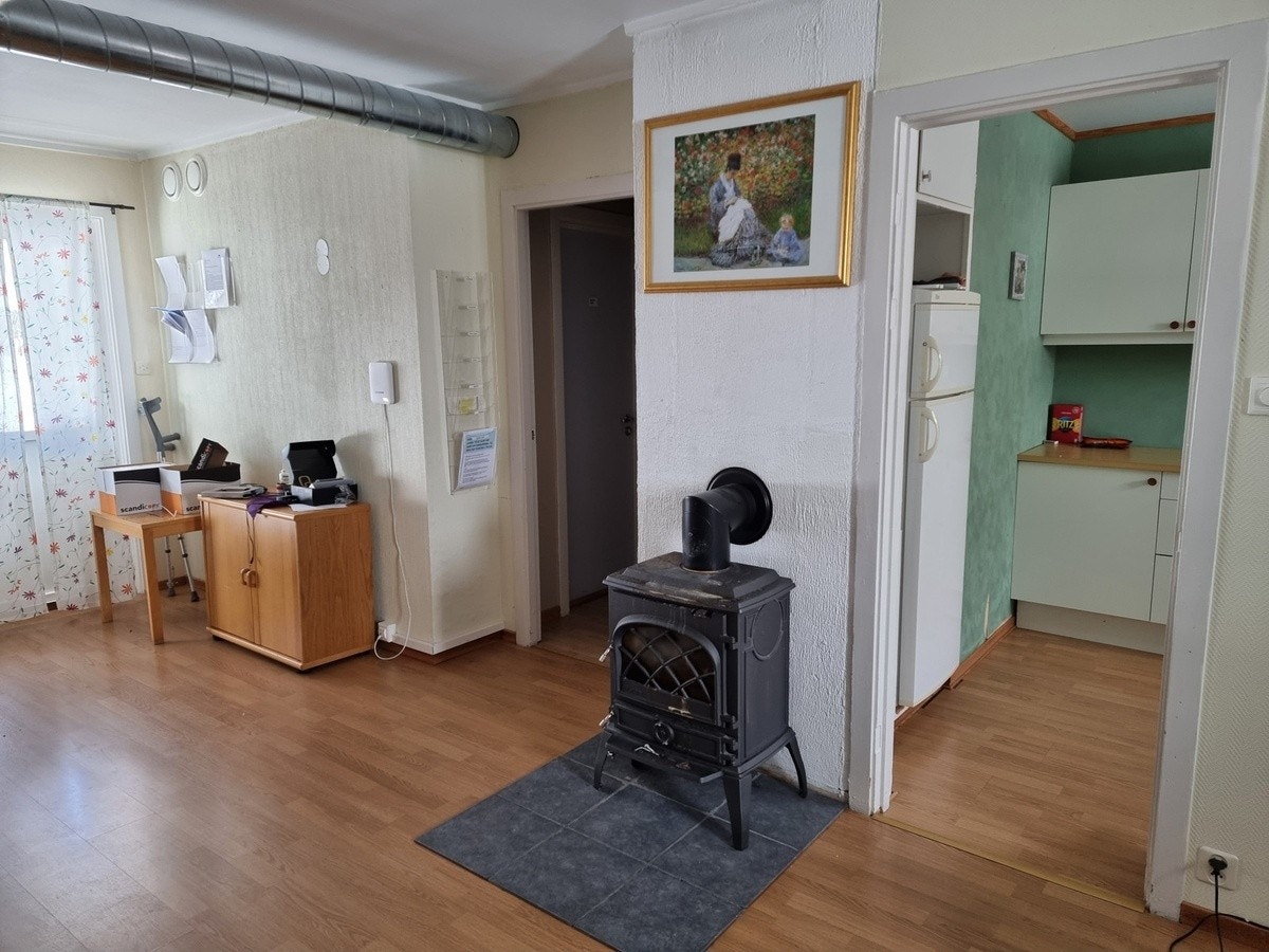 Stor stue med peisovn og varmepumpe Galleribilde