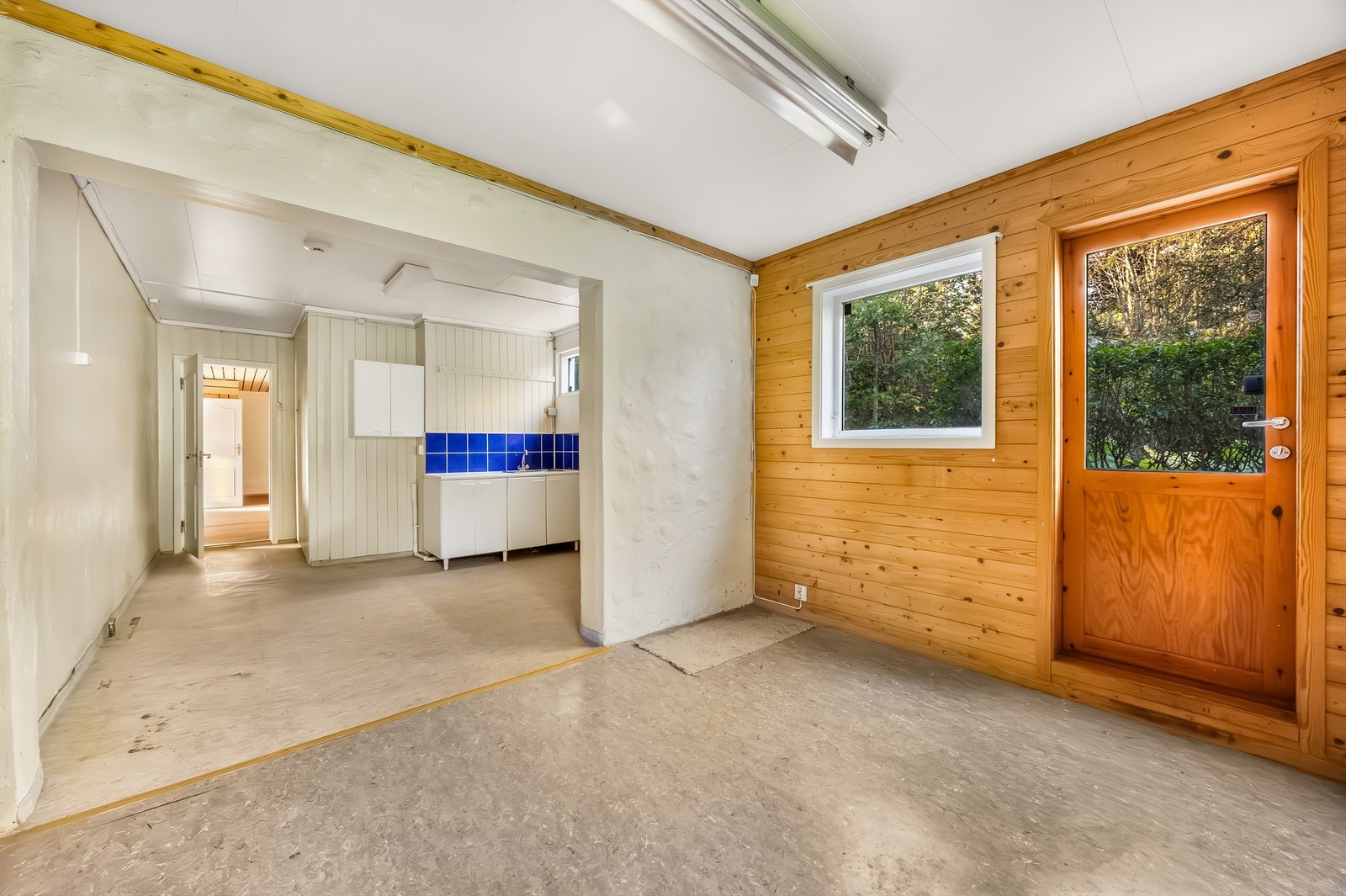 Vaskerom/kjellerrom med egen inngang. Galleribilde