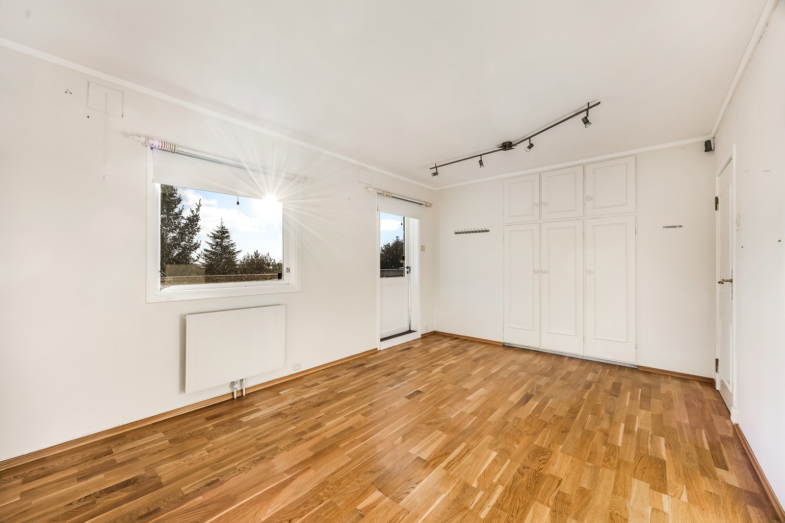 Soverom 2 med stedbygd garderobeløsning og utgang til terrasse. Galleribilde