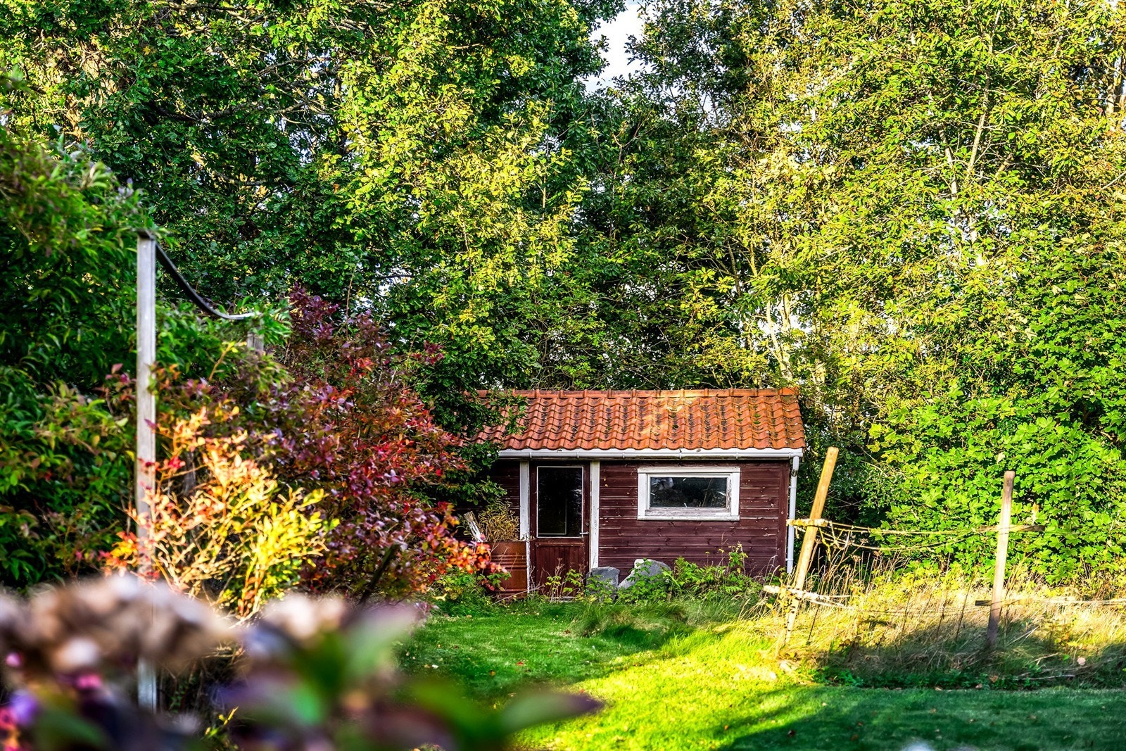 Tomten fremstår som større enn den er. Uthuset er plassert utenfor tomtegrensen. Galleribilde
