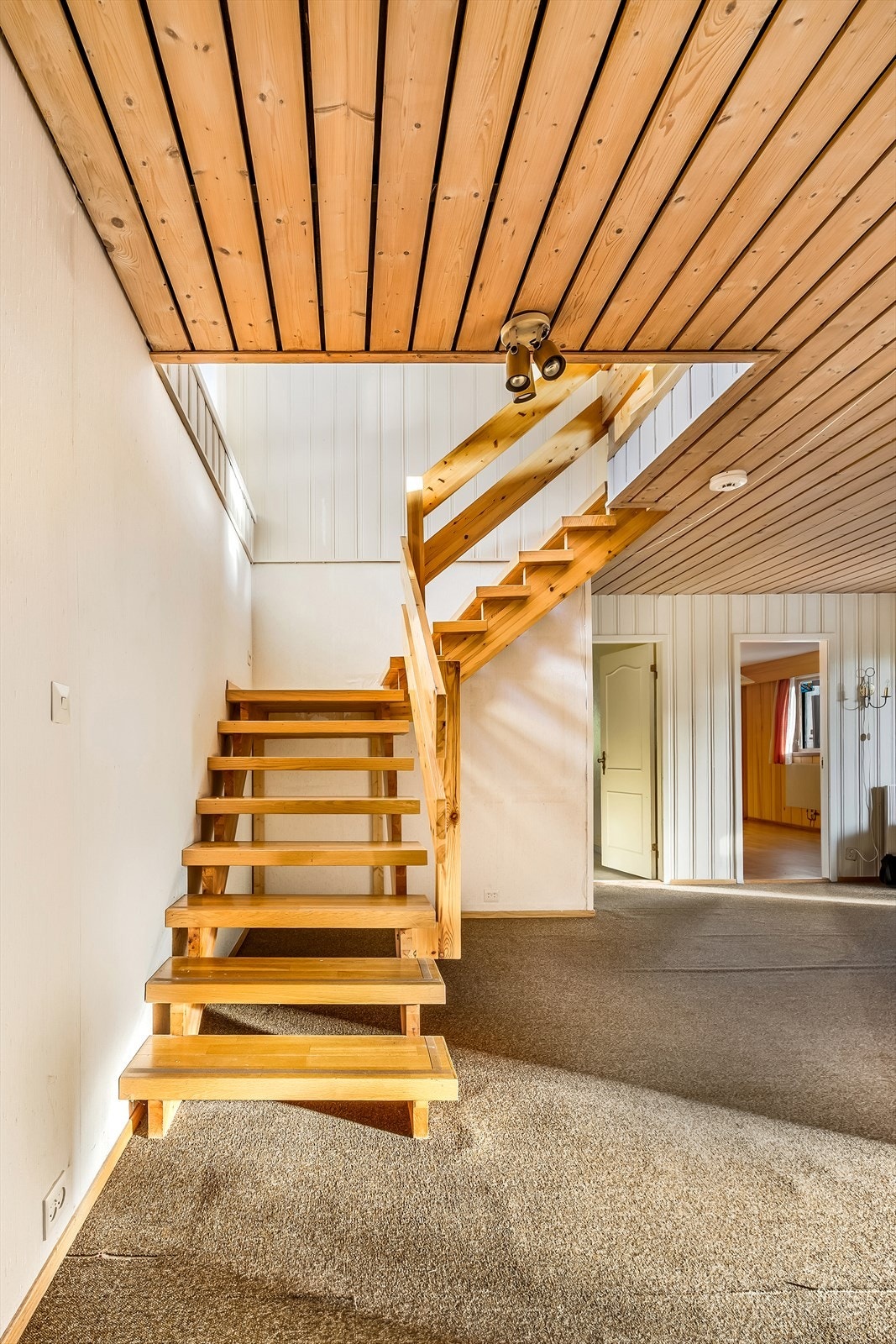 Stue med trapp opp til 2. etasje Galleribilde