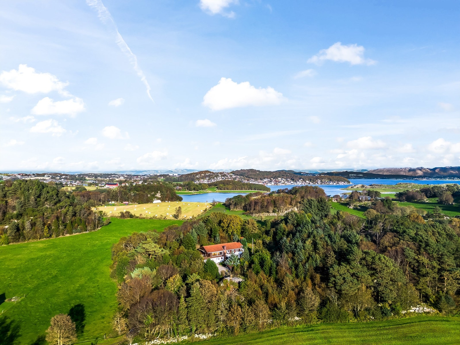 Frittliggende enebolig i rolige omgivelser. Galleribilde