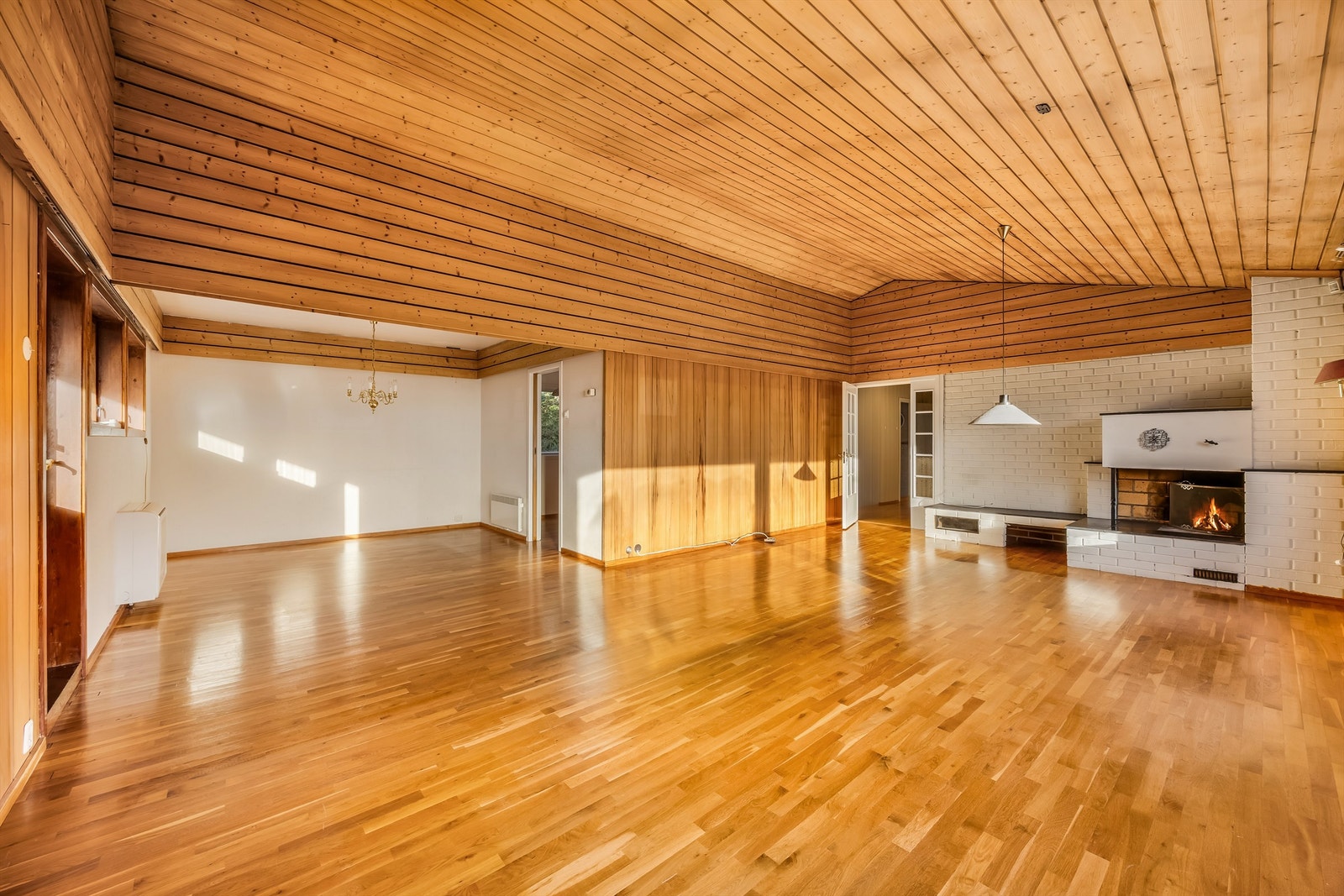 Romslig stue i 2. etasje med god takhøyde. Peis og varmepumpe. Galleribilde