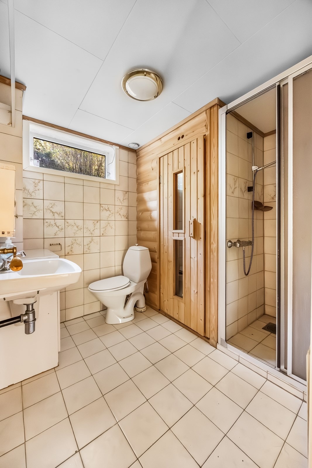 Bad med dusj og sauna. På godkjente tegninger viser det at dette er et toalettrom. Galleribilde