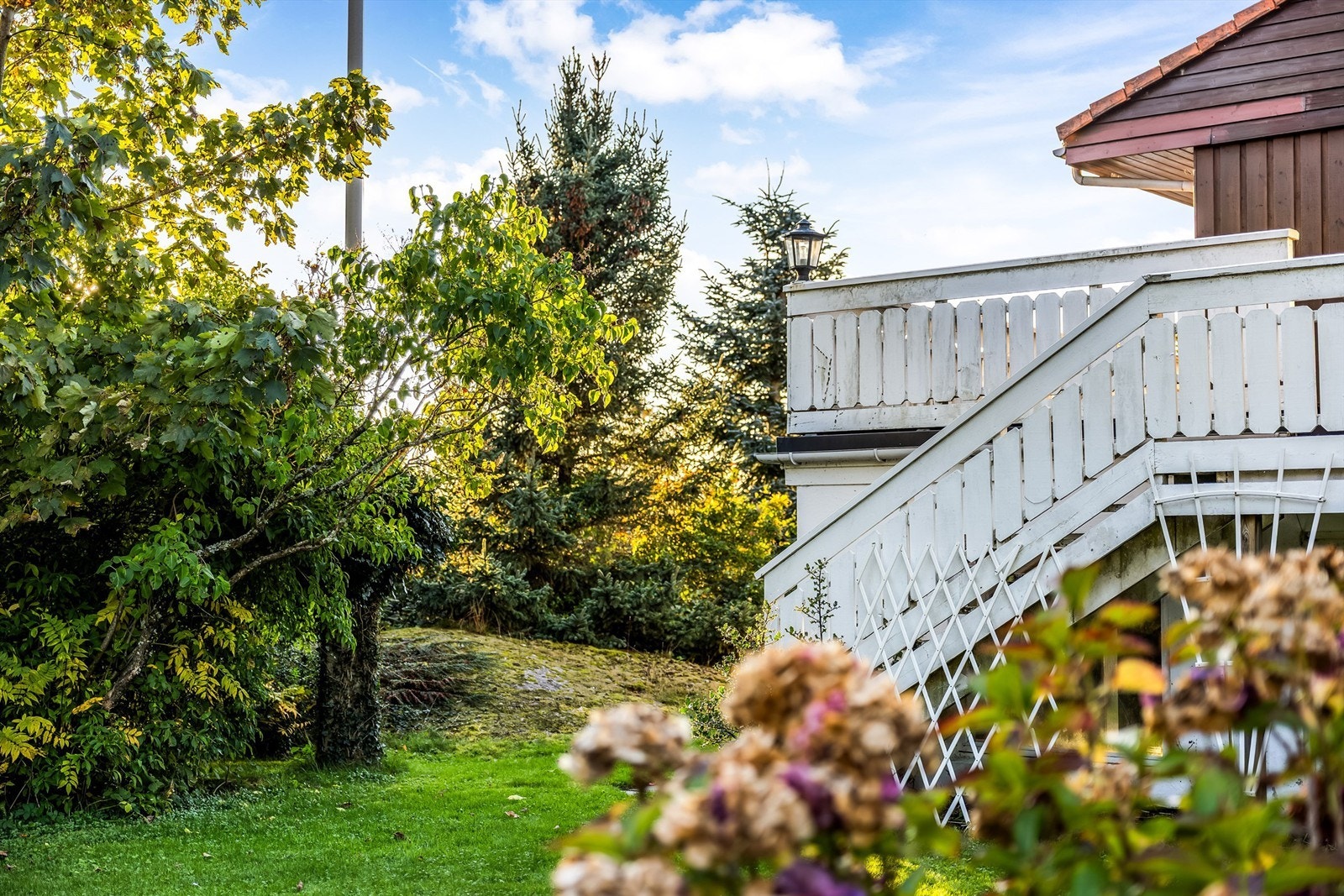 Fra terrassen er det trapp ned til hagen. Galleribilde