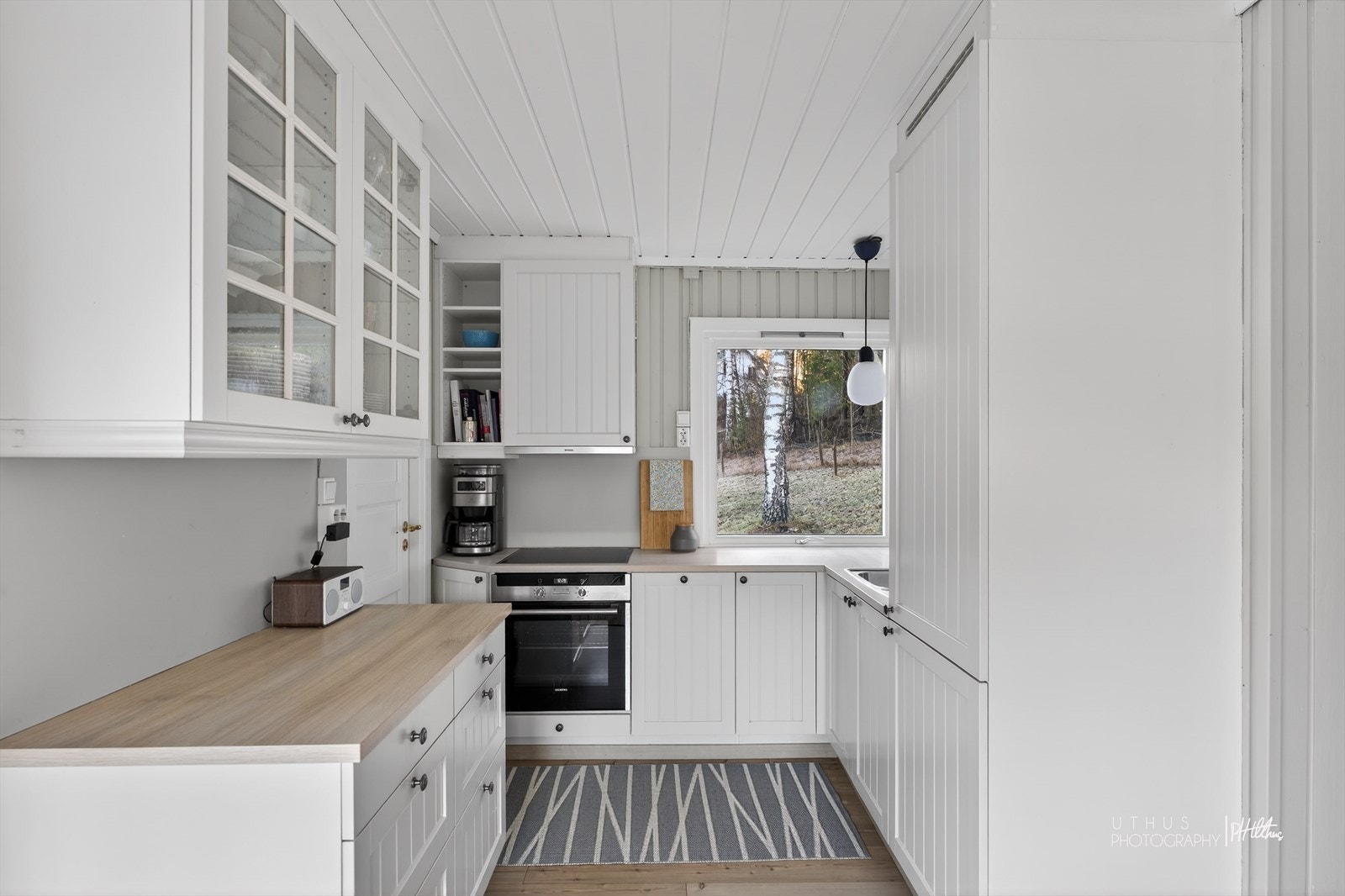 Kjøkkenet har innredning med profilerte fronter og laminat benkeplate. Galleribilde