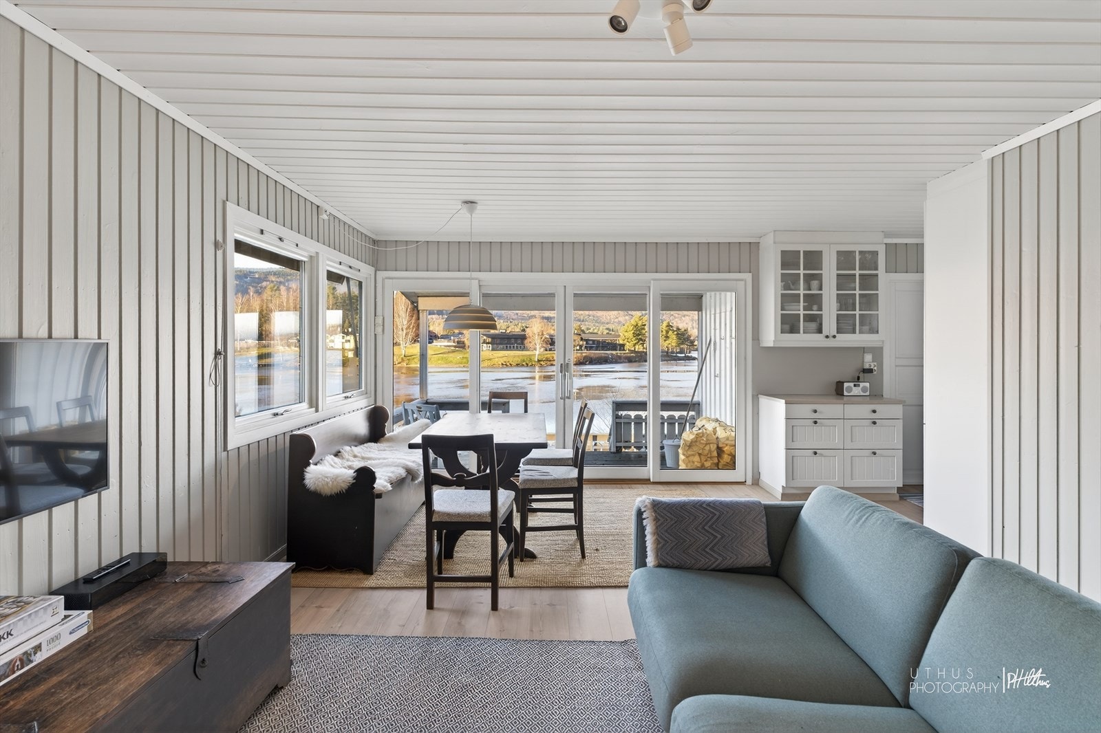 Hytta har en åpen løsning og de store vinduene gir godt med lysinnslipp. Galleribilde