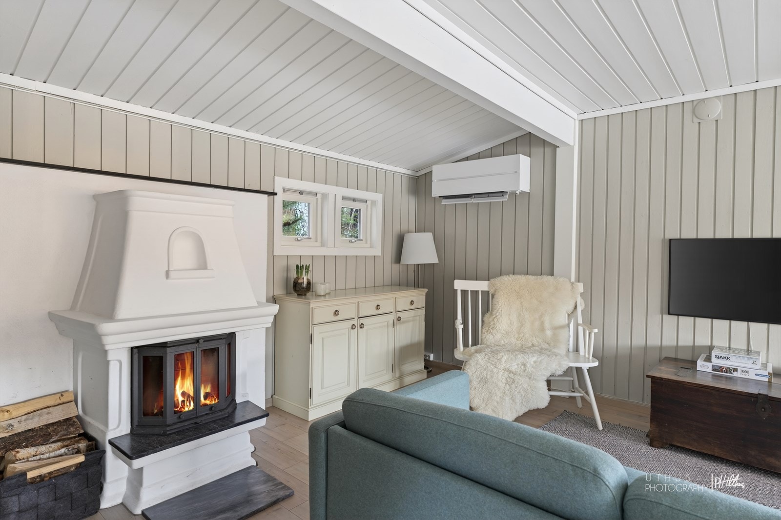 Stue med peis med elementpipe Galleribilde