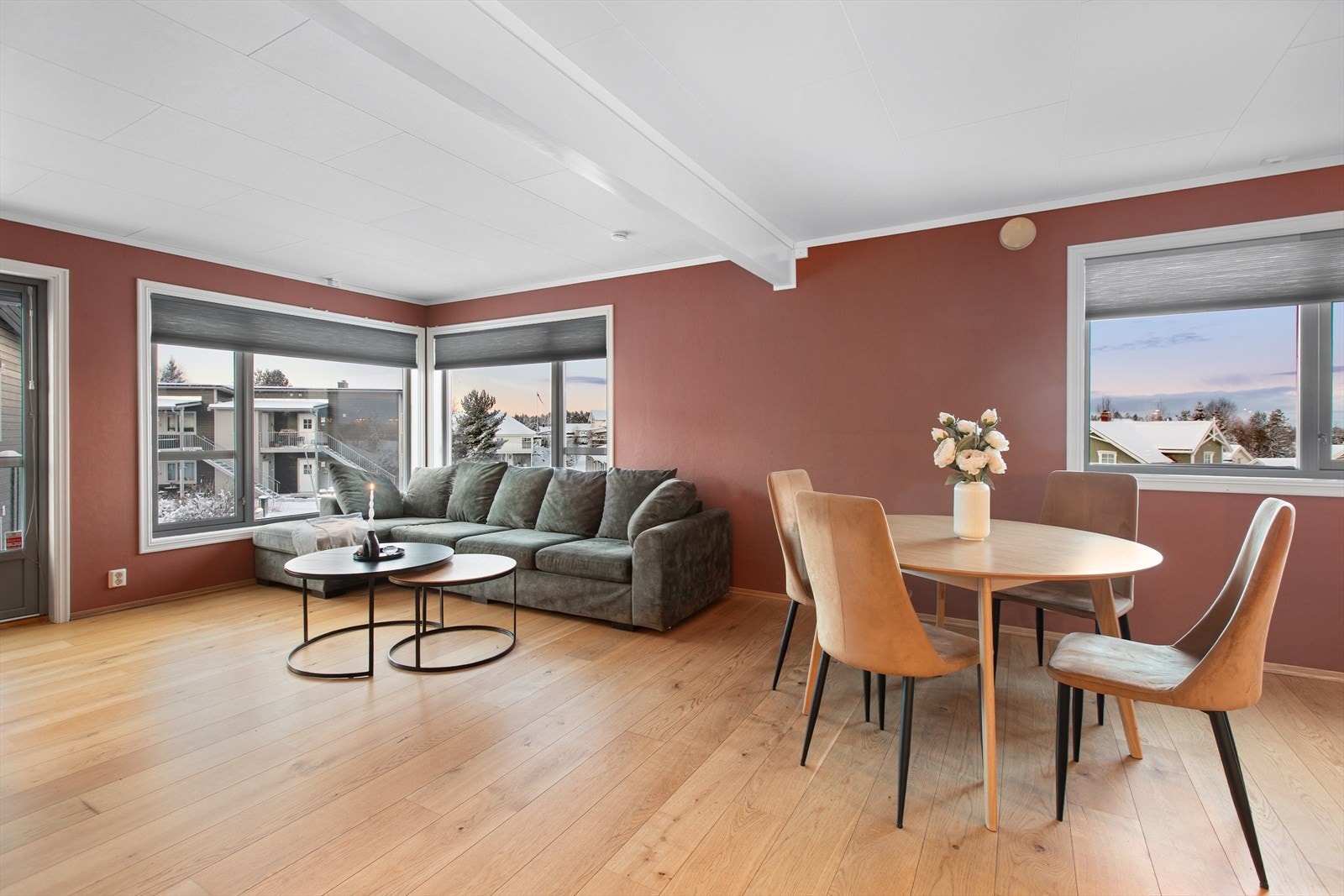 Det er nyere motoriserte persinner som skjermer for varme soldager samt utvendige persienner. Galleribilde