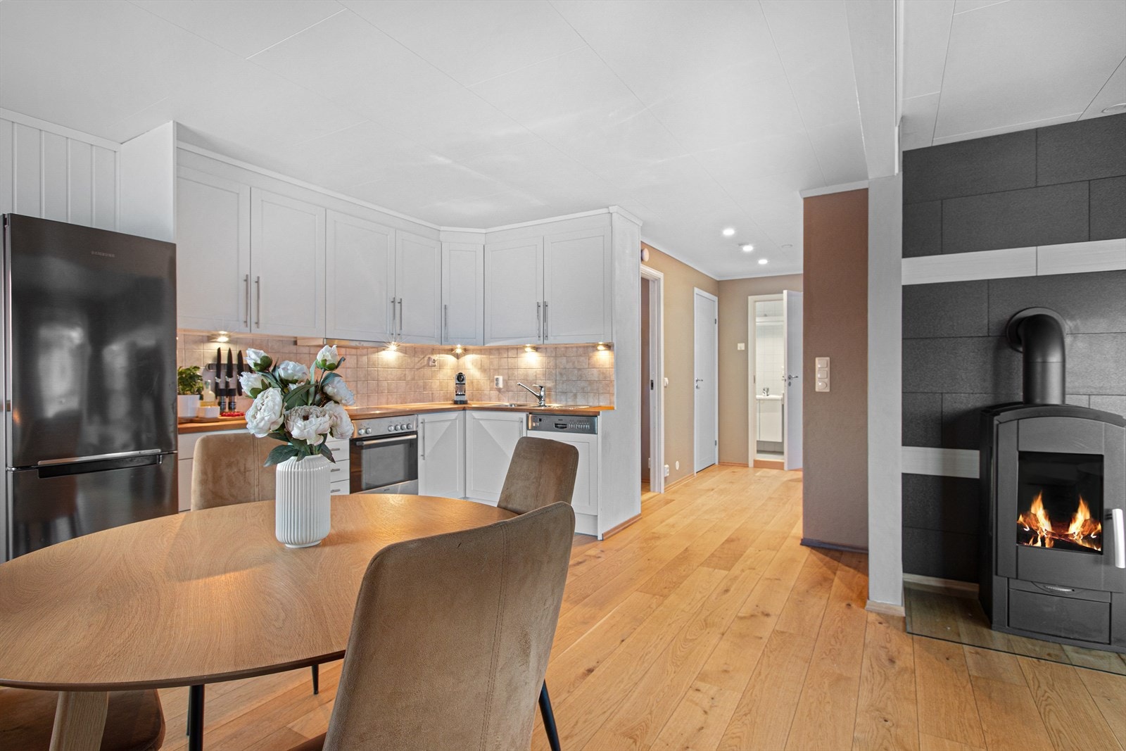 Leiligheten har duse og moderne farger med 1-stavs eikeparkett på gulv. Galleribilde