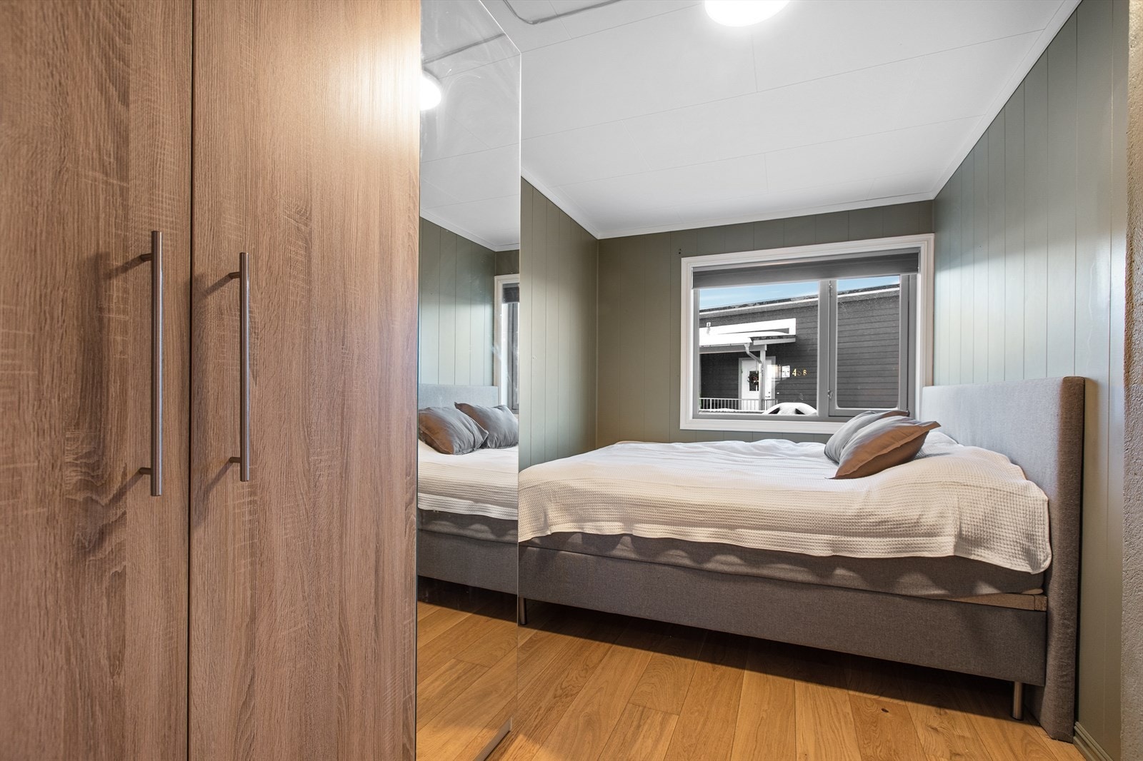 Hovedsoverom er romslig og har god plass til garderobeløsning Galleribilde