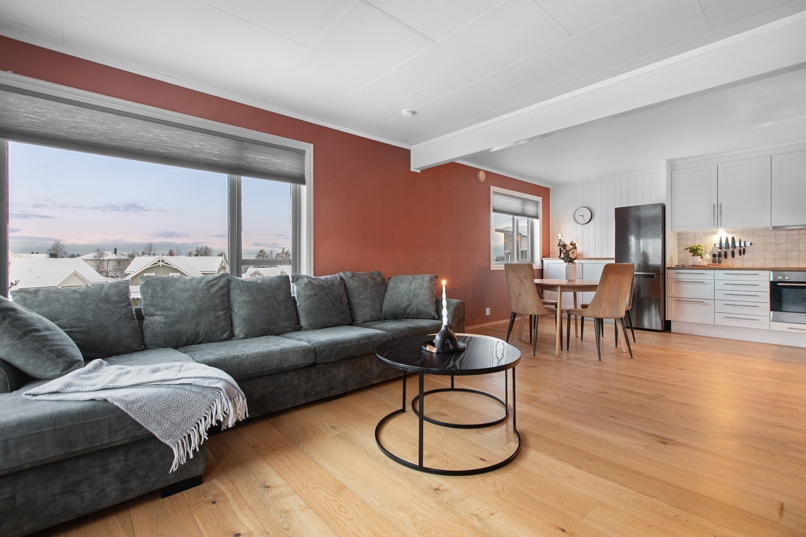 Stuen er romslig og du har god plass til både en sofakrok og spisestue Galleribilde