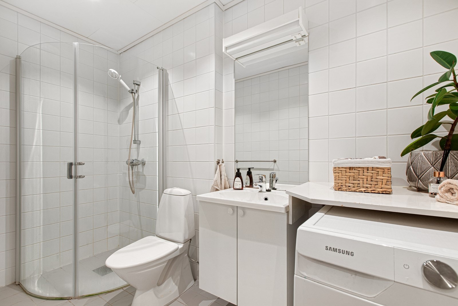 Tidløst bad med gulvvarme, fliser på både gulv og vegg. Galleribilde