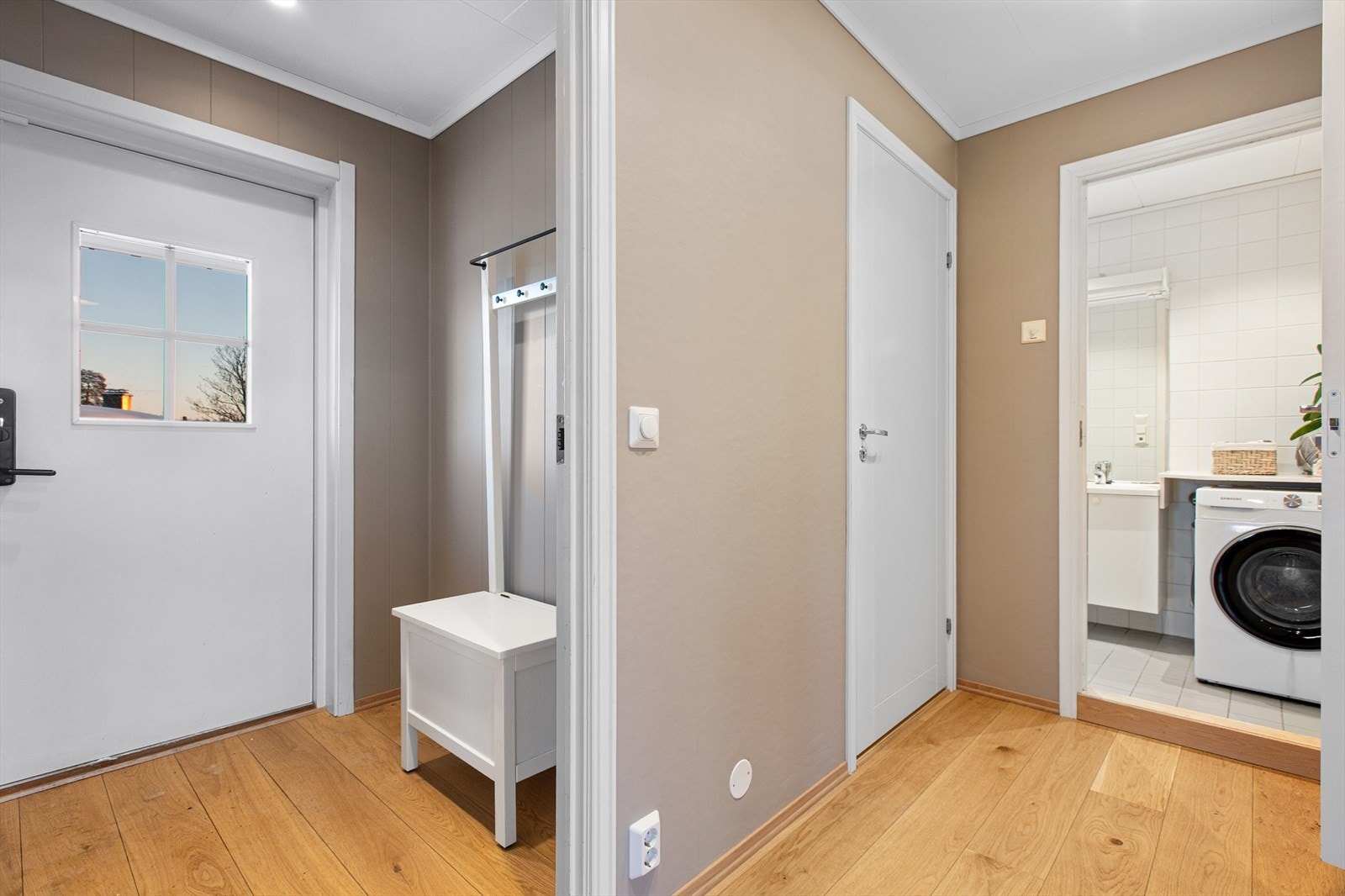 Velkommen inn! Her får du en innbydende entré med plass til sko og jakker. Rommet tar deg videre til soverom, bad og stue/kjøkken. Galleribilde