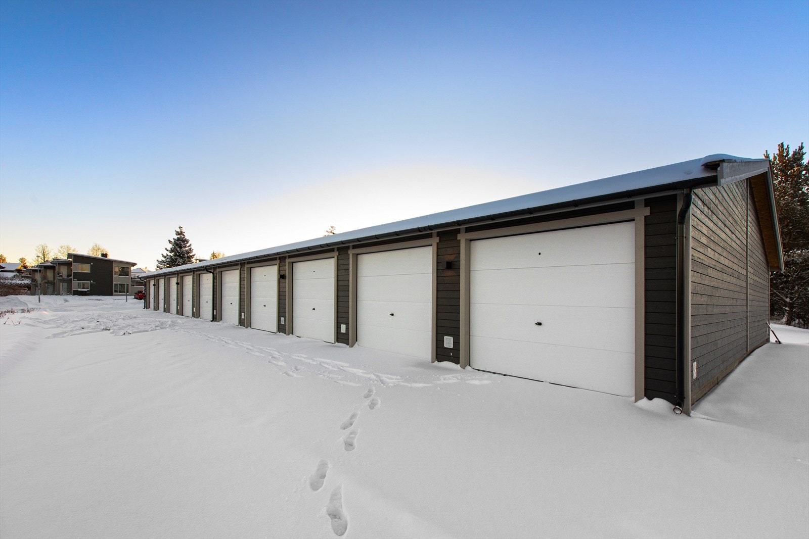 Garasje i rekke fra 2024 med elektrisk port og elbillader. Galleribilde