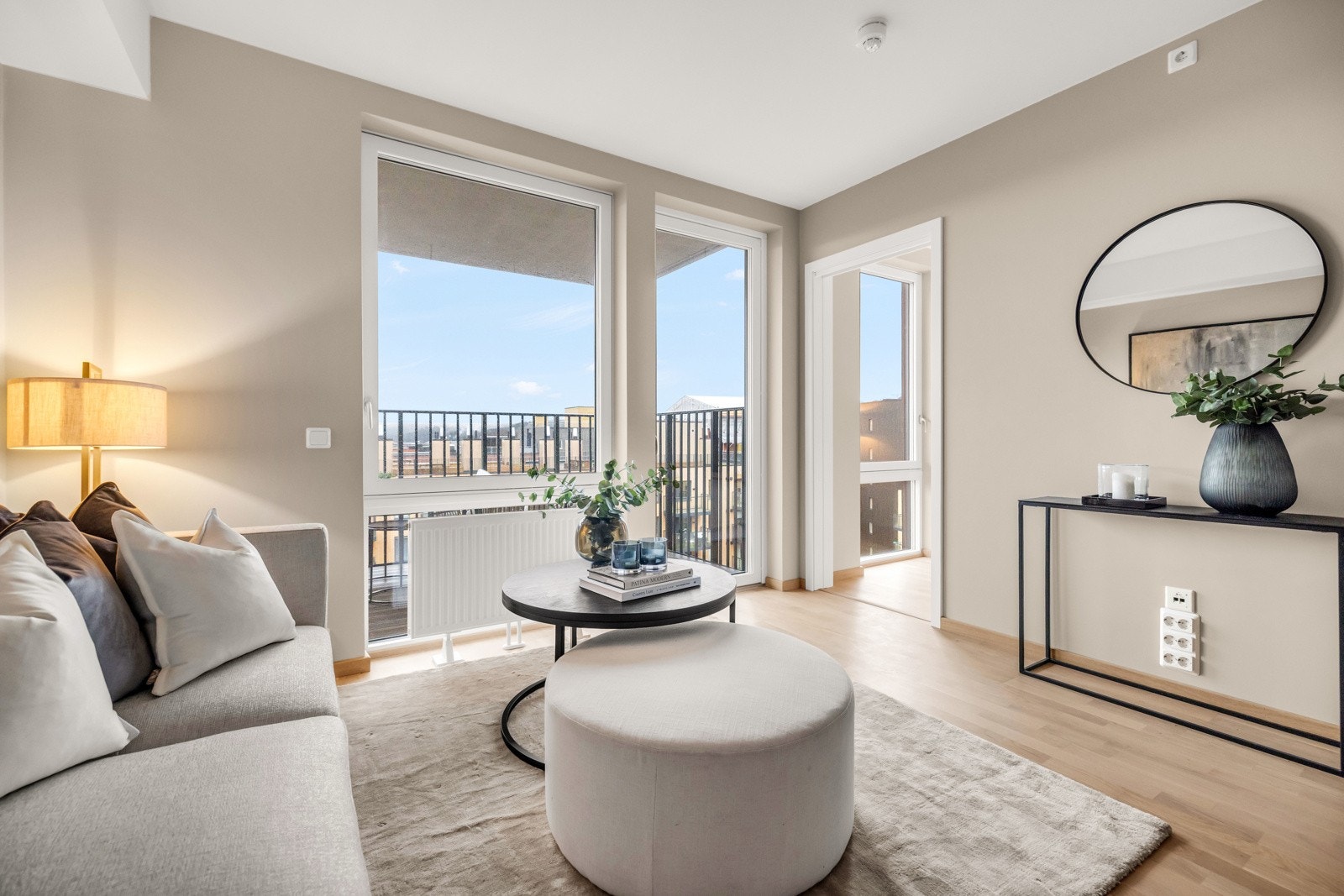 Fra stuen har man direkte utgang til en romslig balkong. Galleribilde