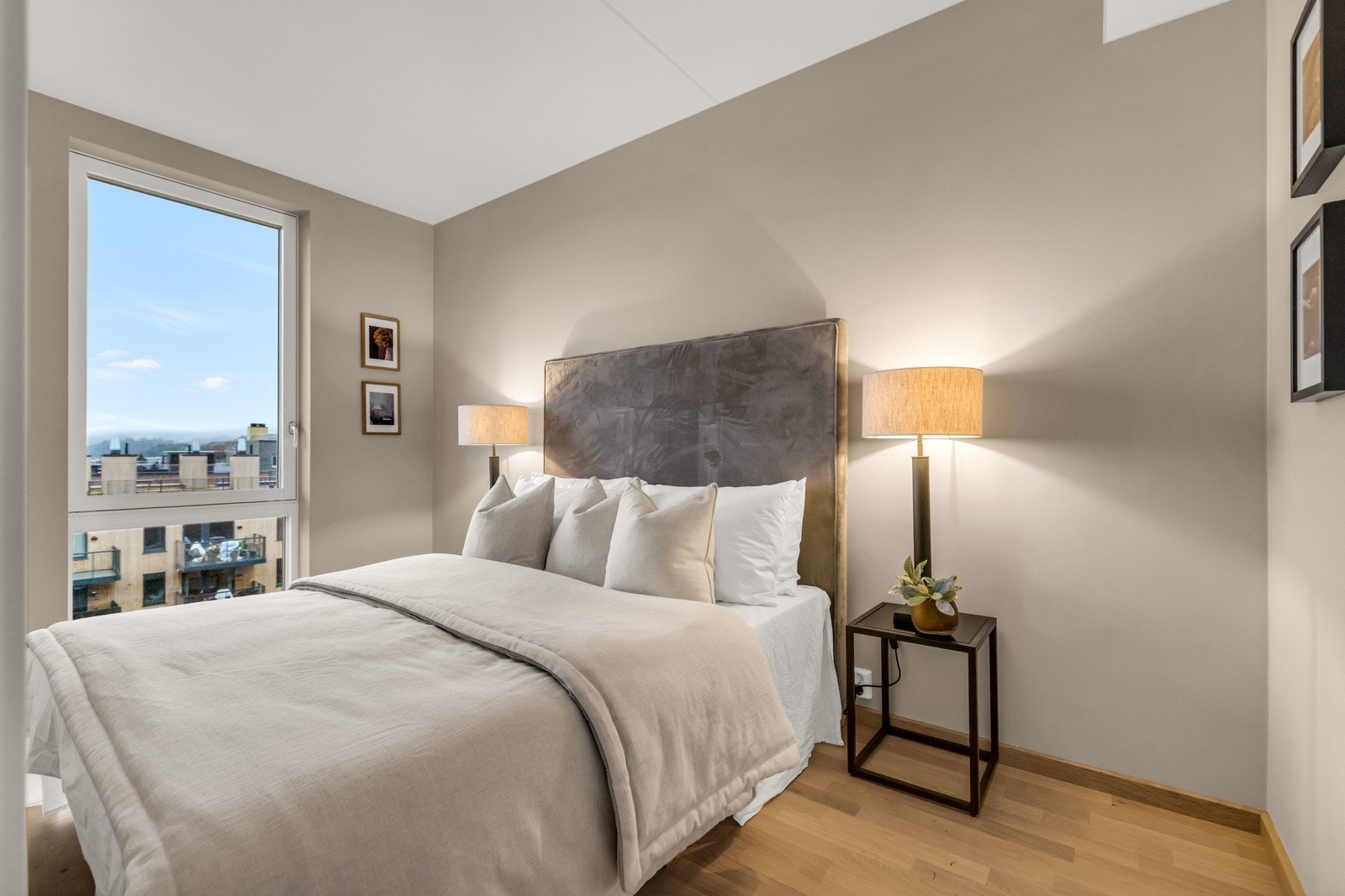 Soverommet er lyst og innbydende, med mye naturlig lysinnslipp. Galleribilde